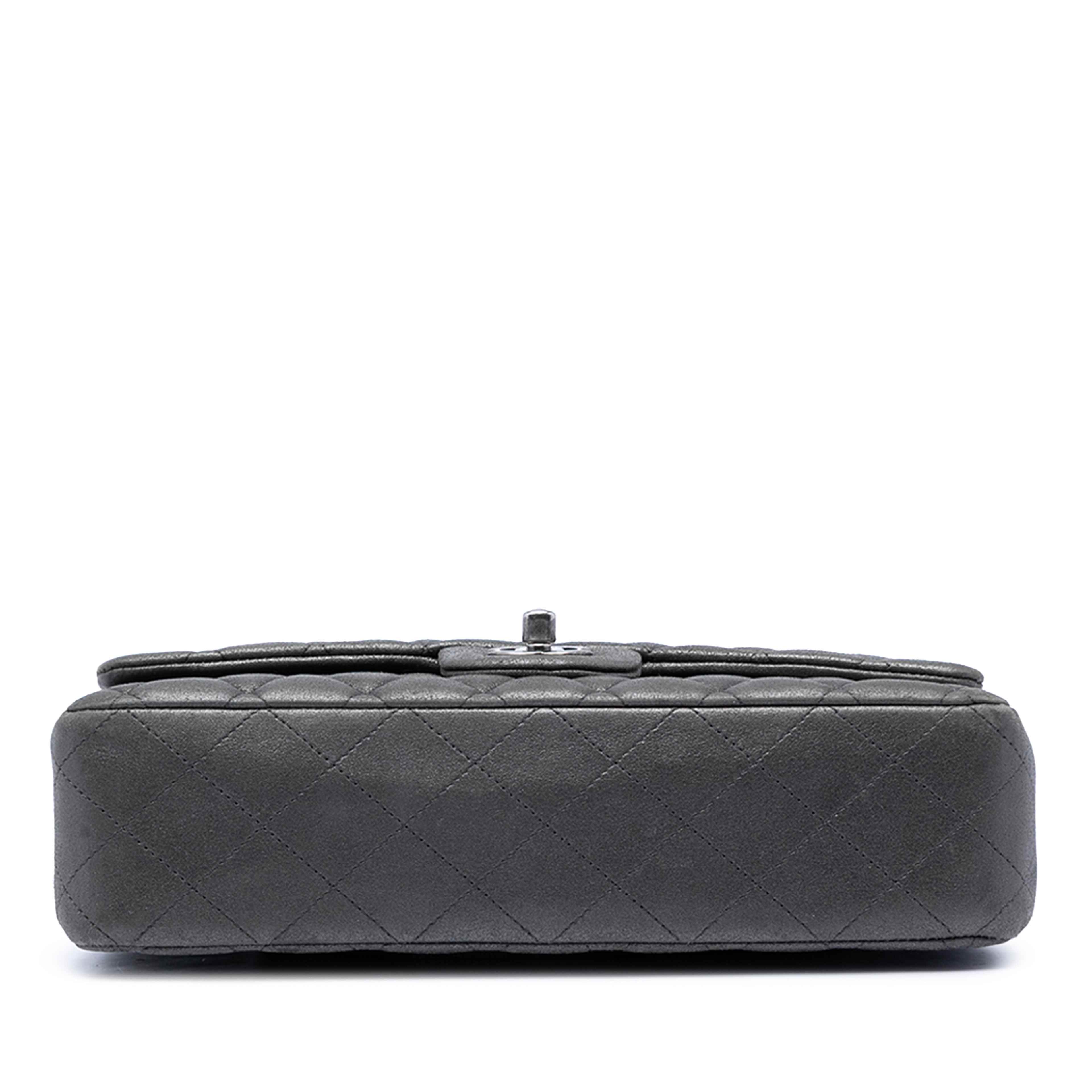 Chanel Medium Classic Iridescent Lambskin Double Flap, från Luxclusif, i färgen dark gray. Klicka för att öppna bilden i stort format