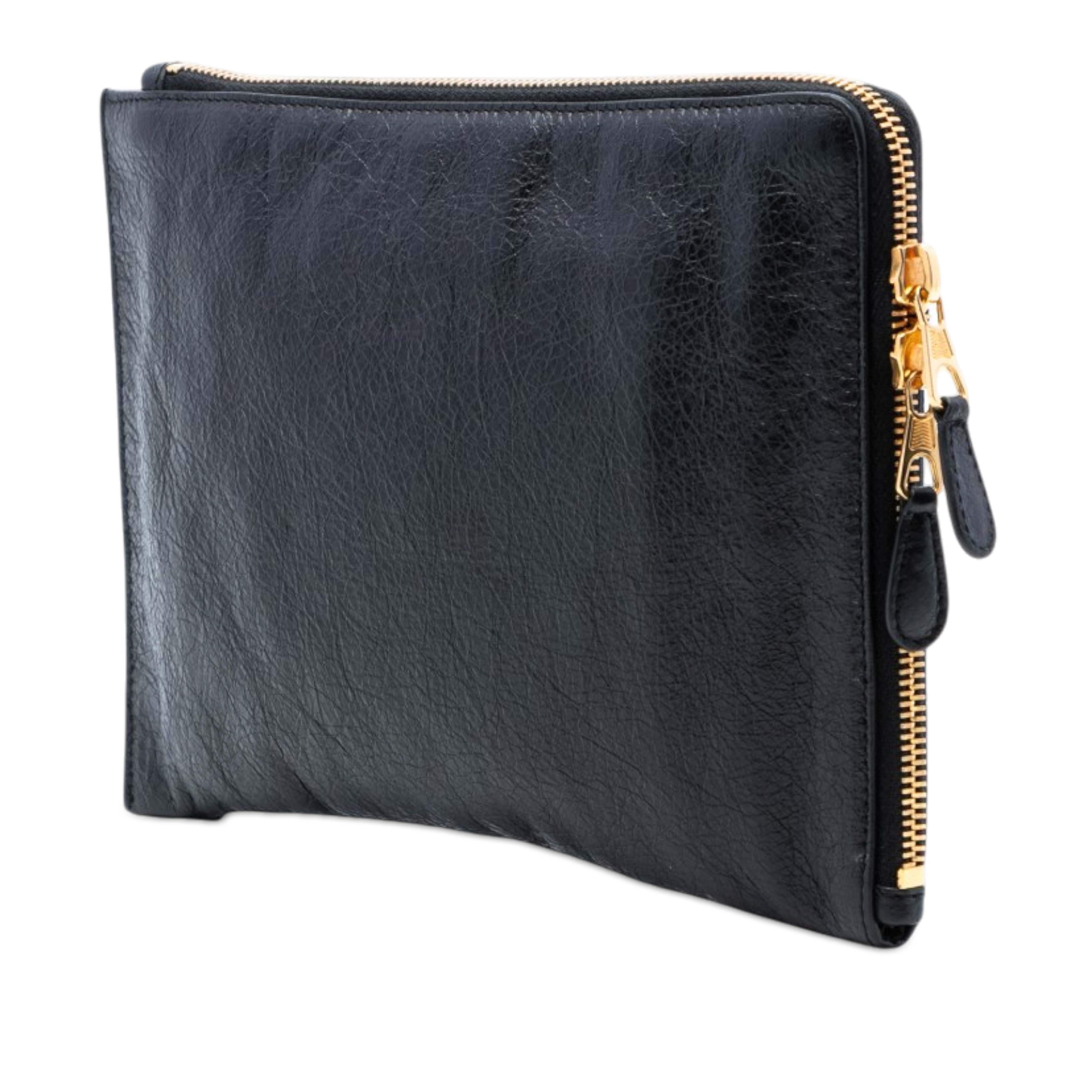 Balenciaga Lambskin Motocross Giant 12 Zip Around Flat Clutch, från Luxclusif, i färgen black. Klicka för att öppna bilden i stort format