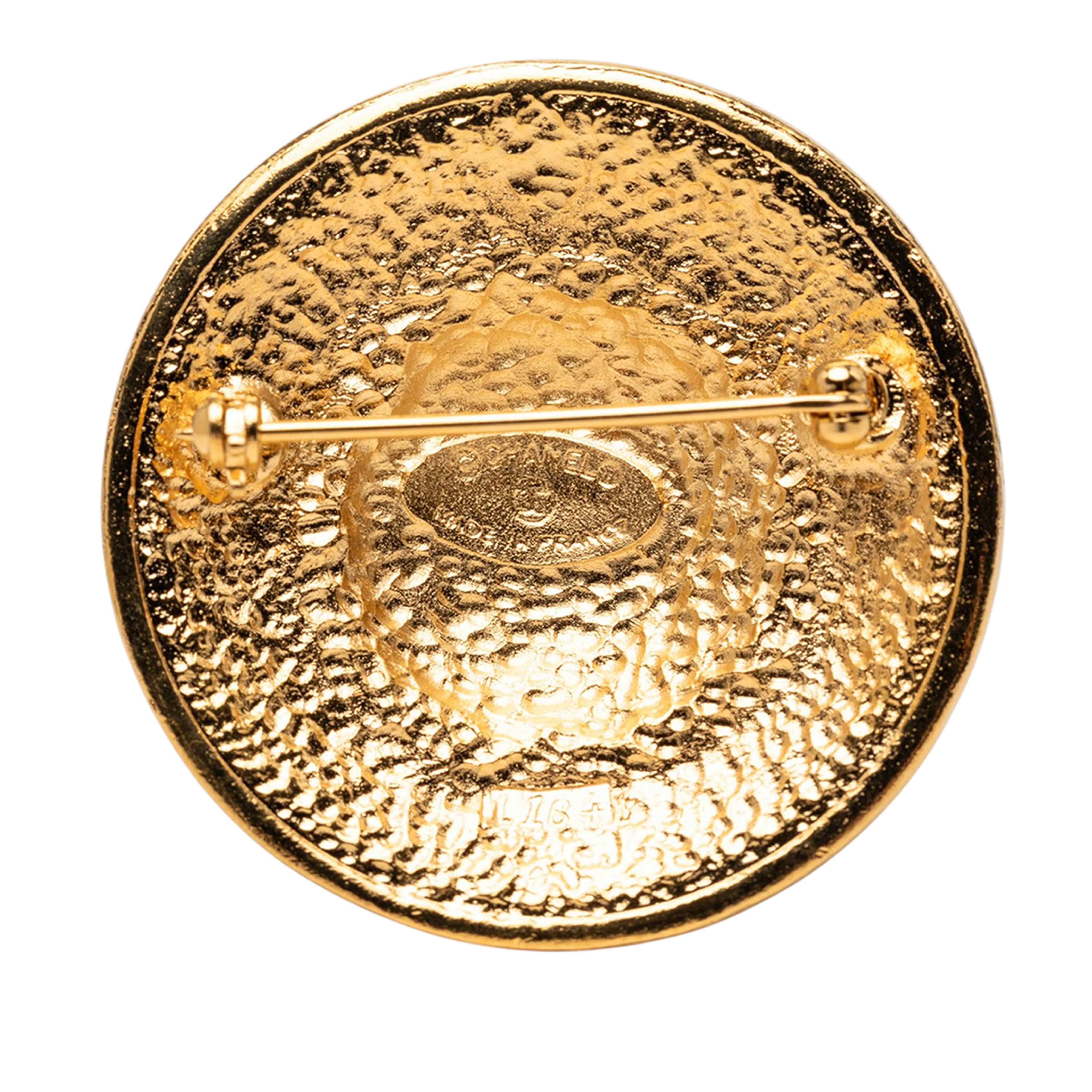 Chanel Cc Gold Plated Sunburst Medallion Brooch, från Luxclusif, i färgen guld. Klicka för att öppna bilden i stort format