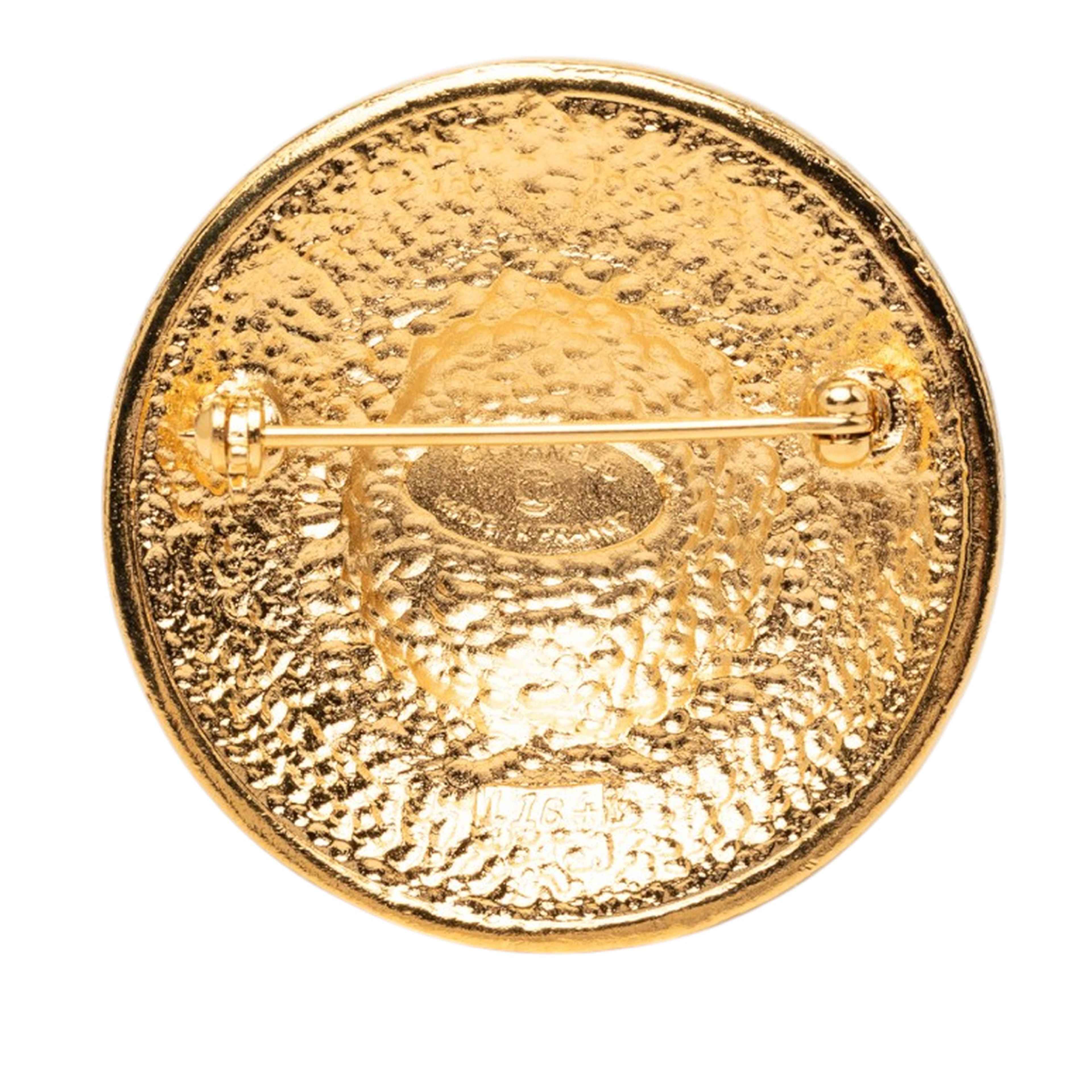Chanel Cc Gold Plated Sunburst Medallion Brooch, från Luxclusif, i färgen gold. Klicka för att öppna bilden i stort format