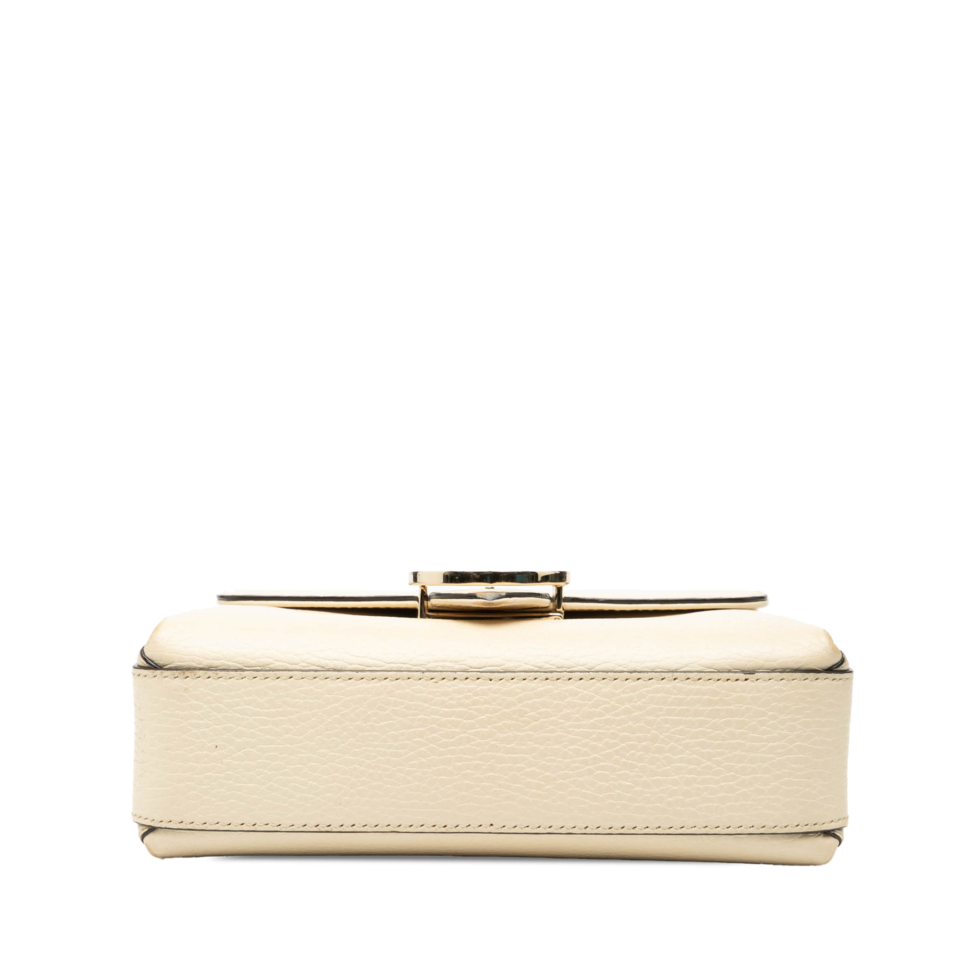 Gucci Small Dollar Calfskin Interlocking G Crossbody, från Luxclusif, i färgen vit. Klicka för att öppna bilden i stort format
