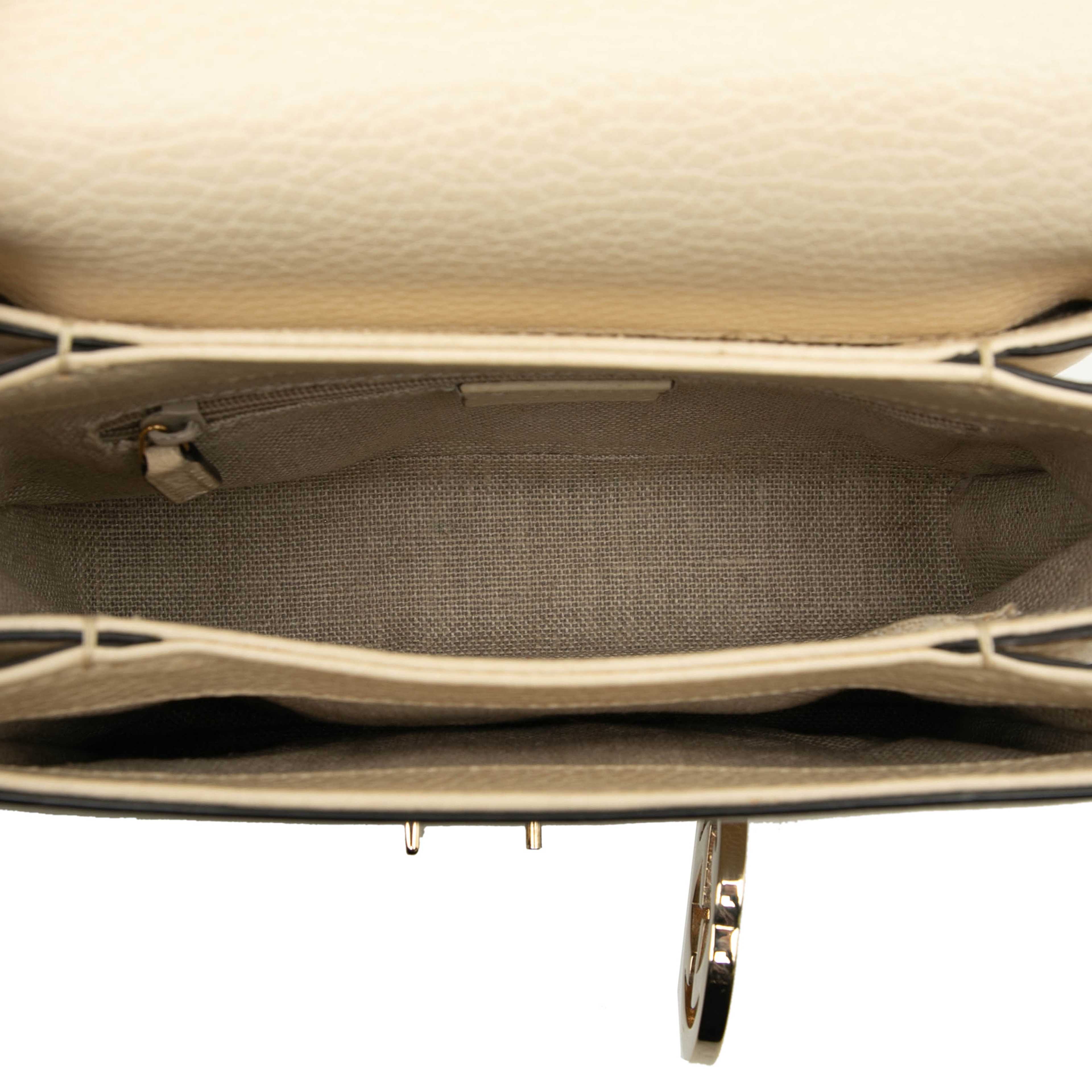 Gucci Small Dollar Calfskin Interlocking G Crossbody, från Luxclusif, i färgen ivory. Klicka för att öppna bilden i stort format