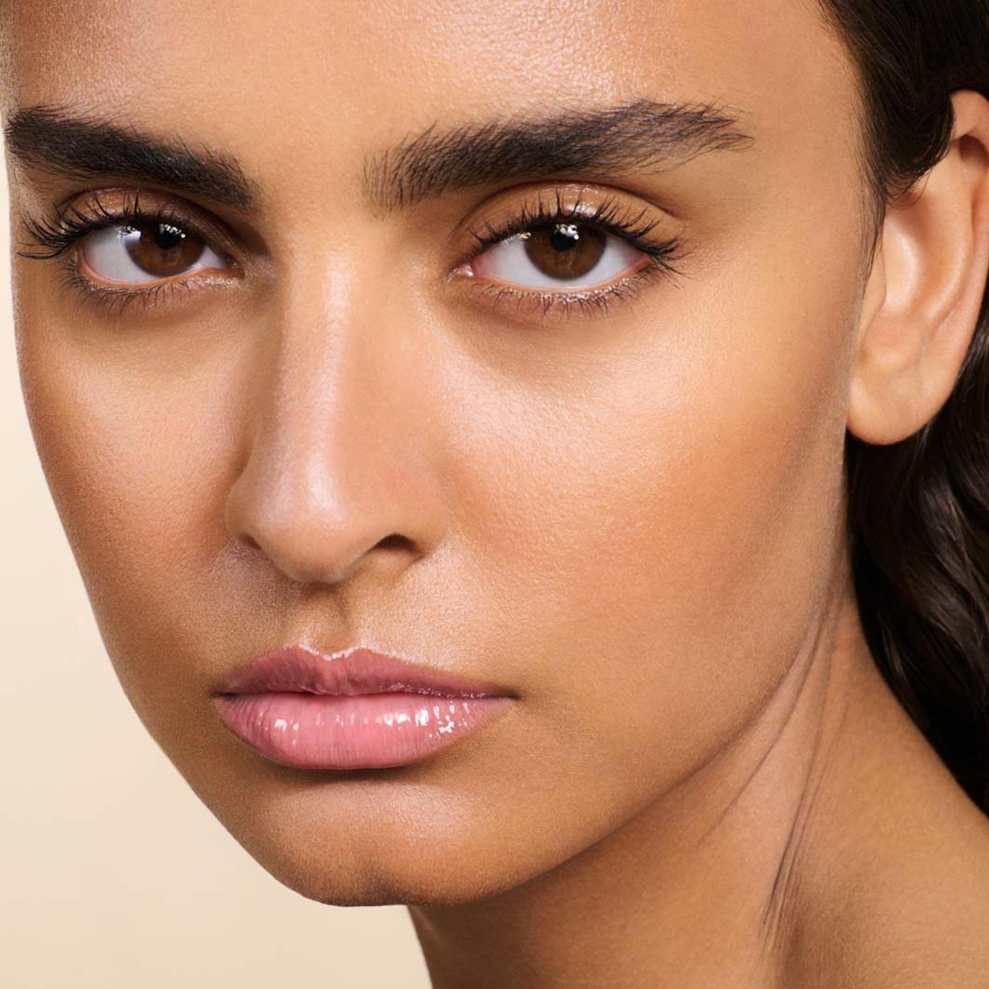 Reflection Glossy Liquid Balm, från Prada, i färgen P255 Virtual Pink. Klicka för att öppna bilden i stort format