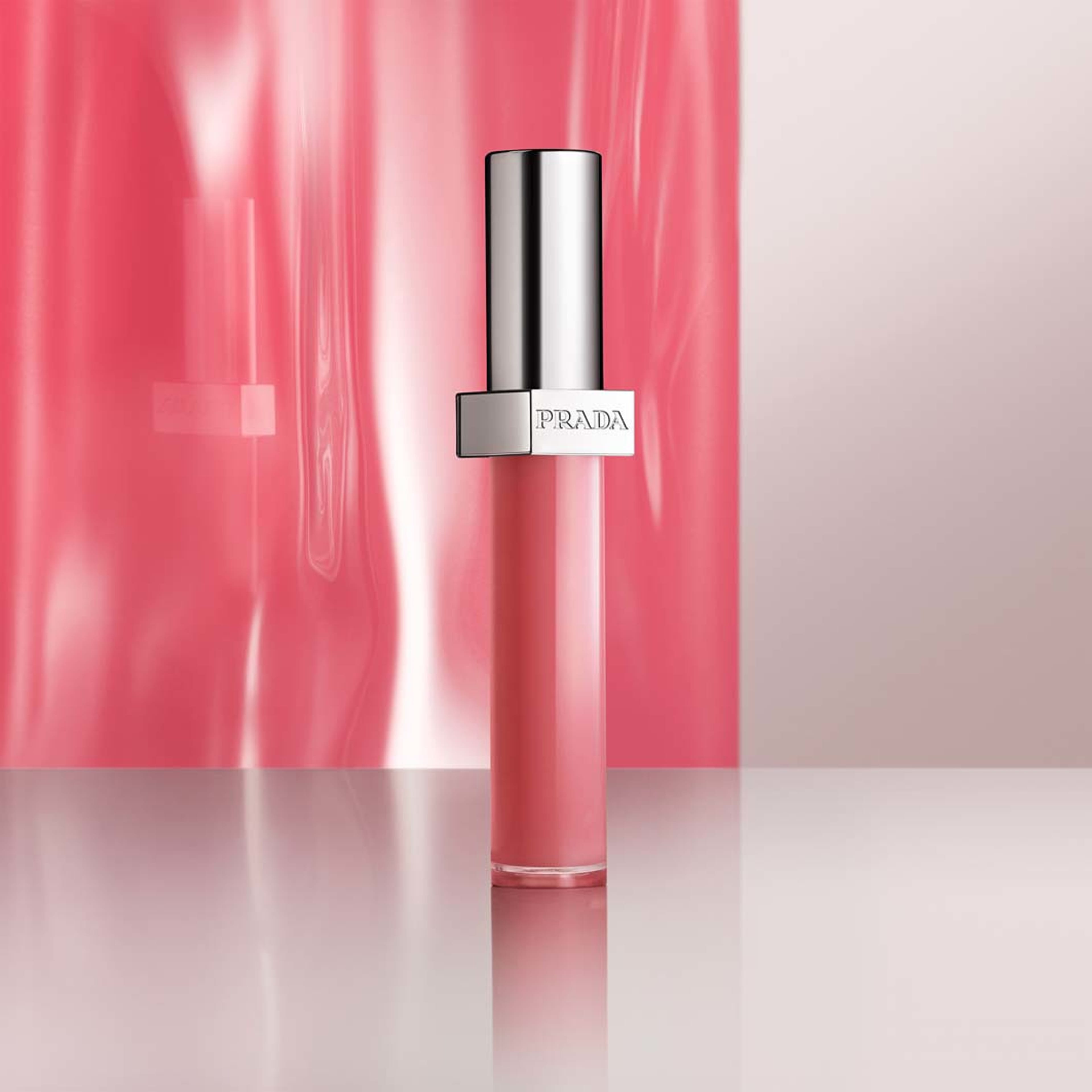 Reflection Glossy Liquid Balm, från Prada, i färgen P255 Virtual Pink. Klicka för att öppna bilden i stort format