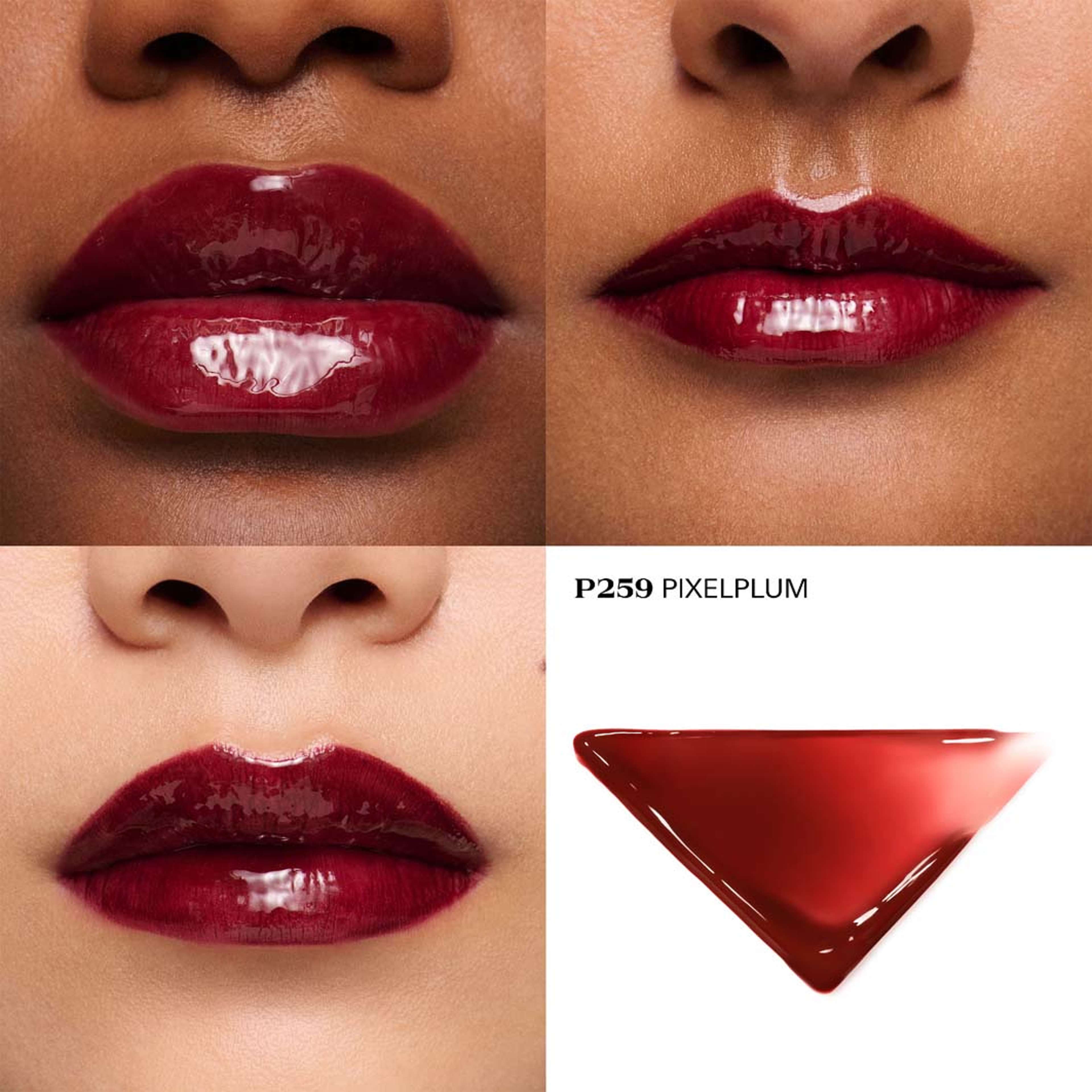 Reflection Glossy Liquid Balm, från Prada, i färgen P259 Pixelplum. Klicka för att öppna bilden i stort format