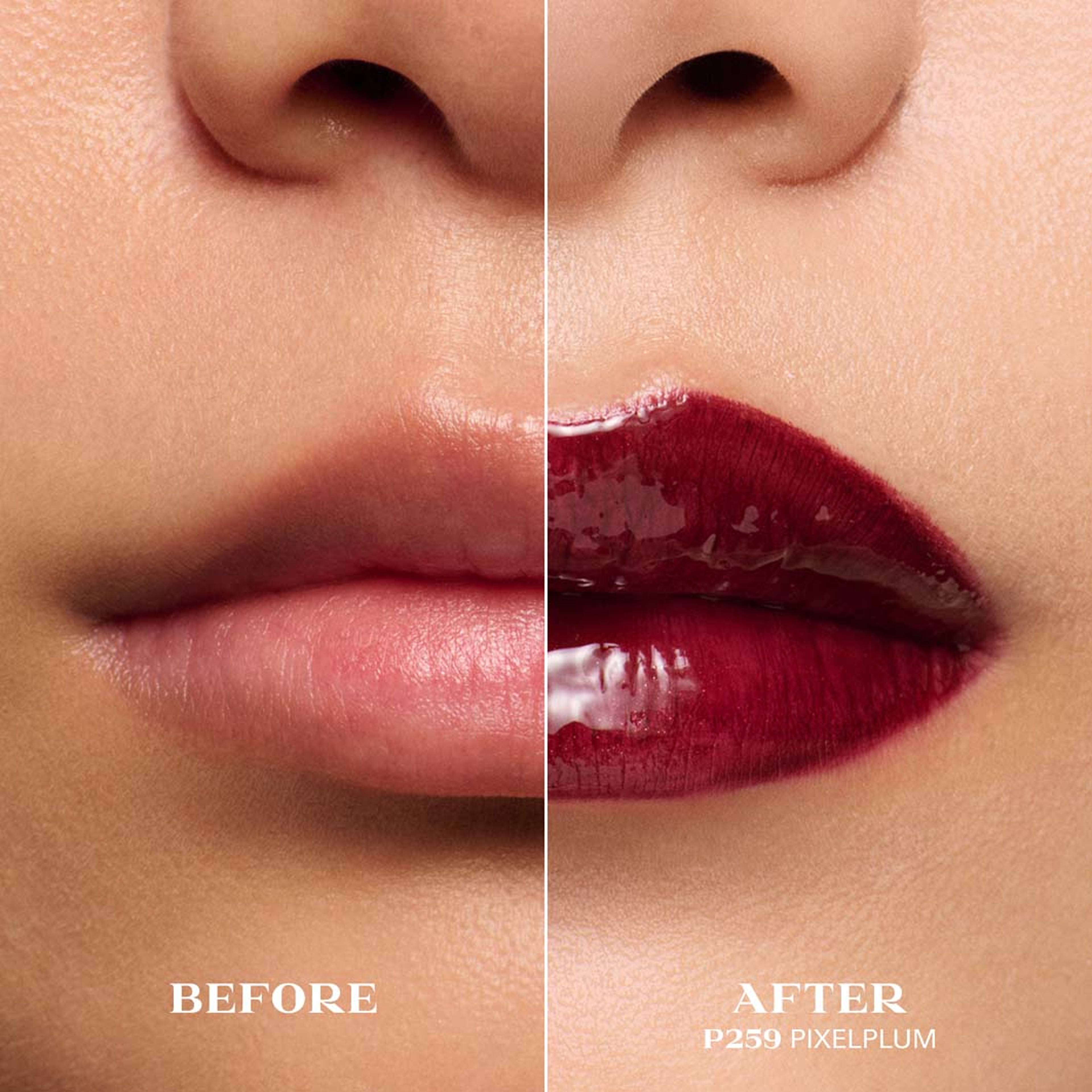 Reflection Glossy Liquid Balm, från Prada, i färgen P259 Pixelplum. Klicka för att öppna bilden i stort format