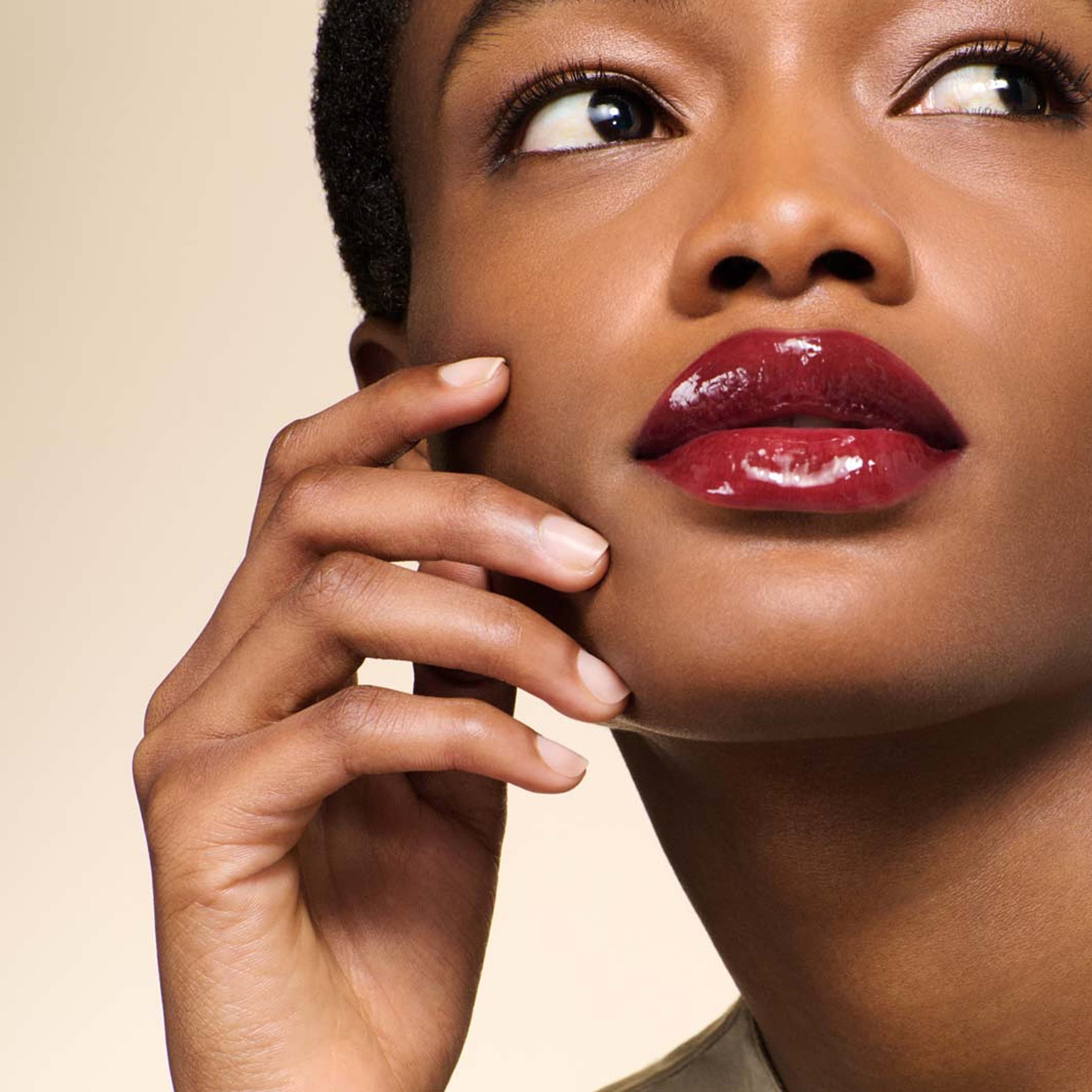 Reflection Glossy Liquid Balm, från Prada, i färgen P259 Pixelplum. Klicka för att öppna bilden i stort format