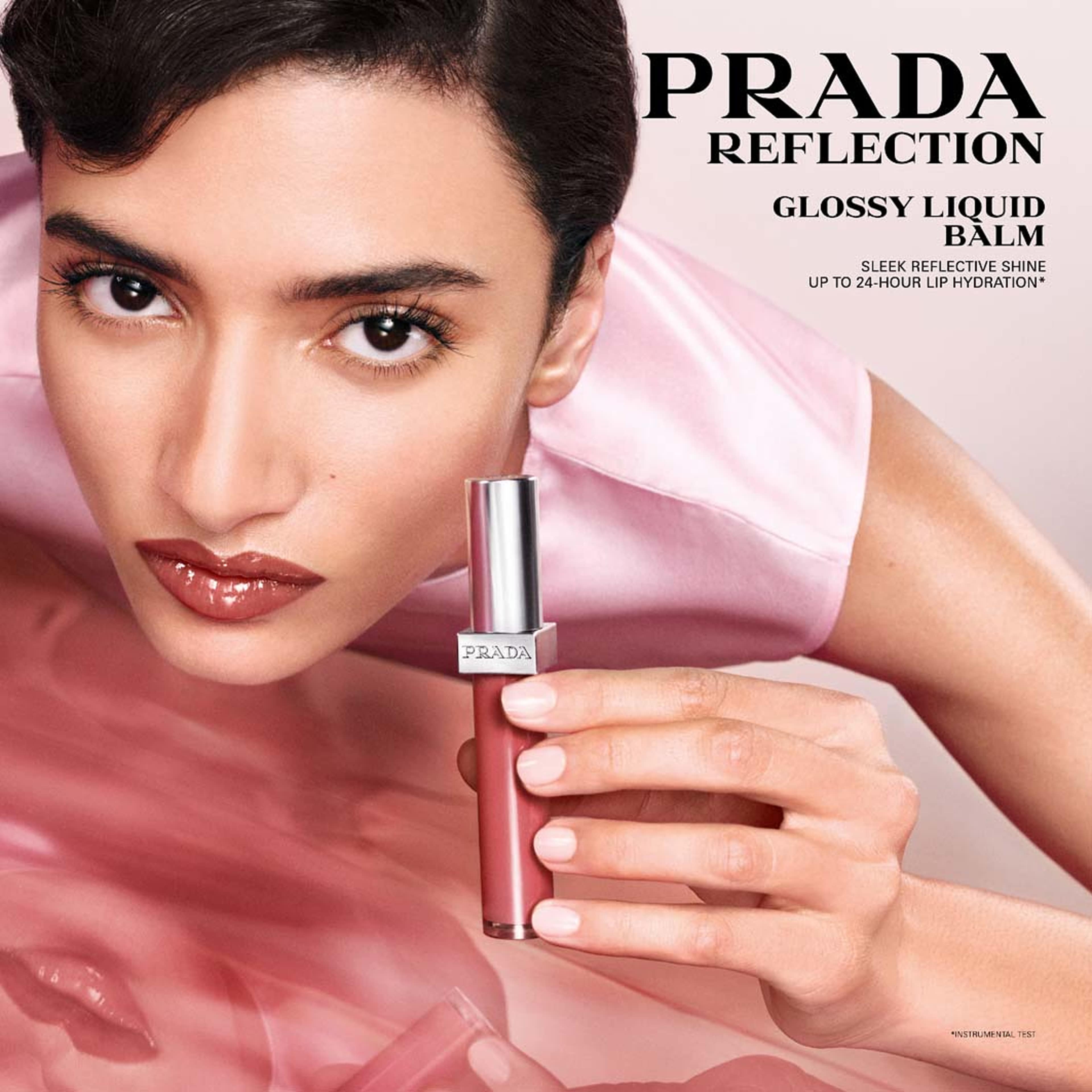 Reflection Glossy Liquid Balm, från Prada, i färgen R221 Redbite. Klicka för att öppna bilden i stort format