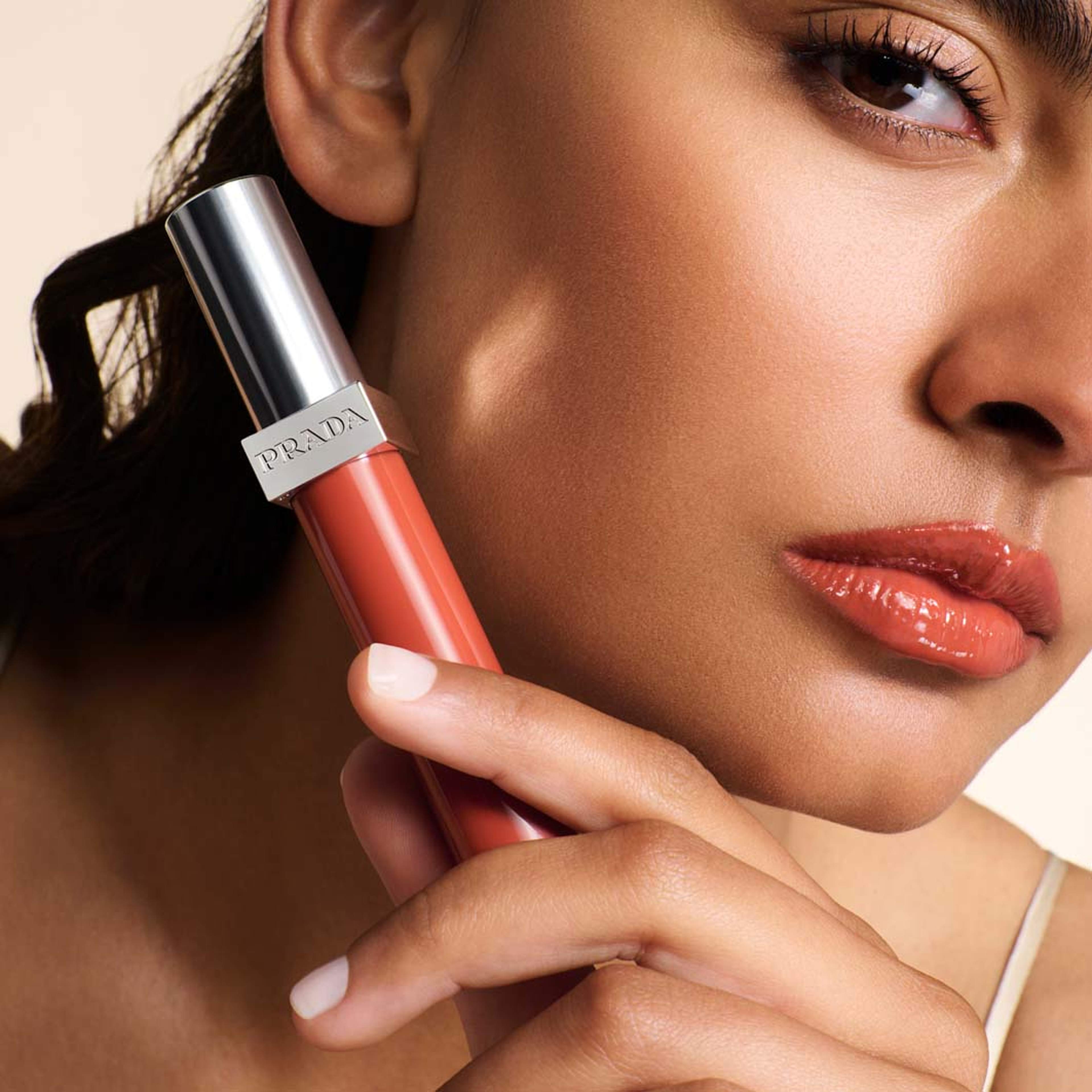 Reflection Glossy Liquid Balm, från Prada, i färgen O281 Firemotion. Klicka för att öppna bilden i stort format