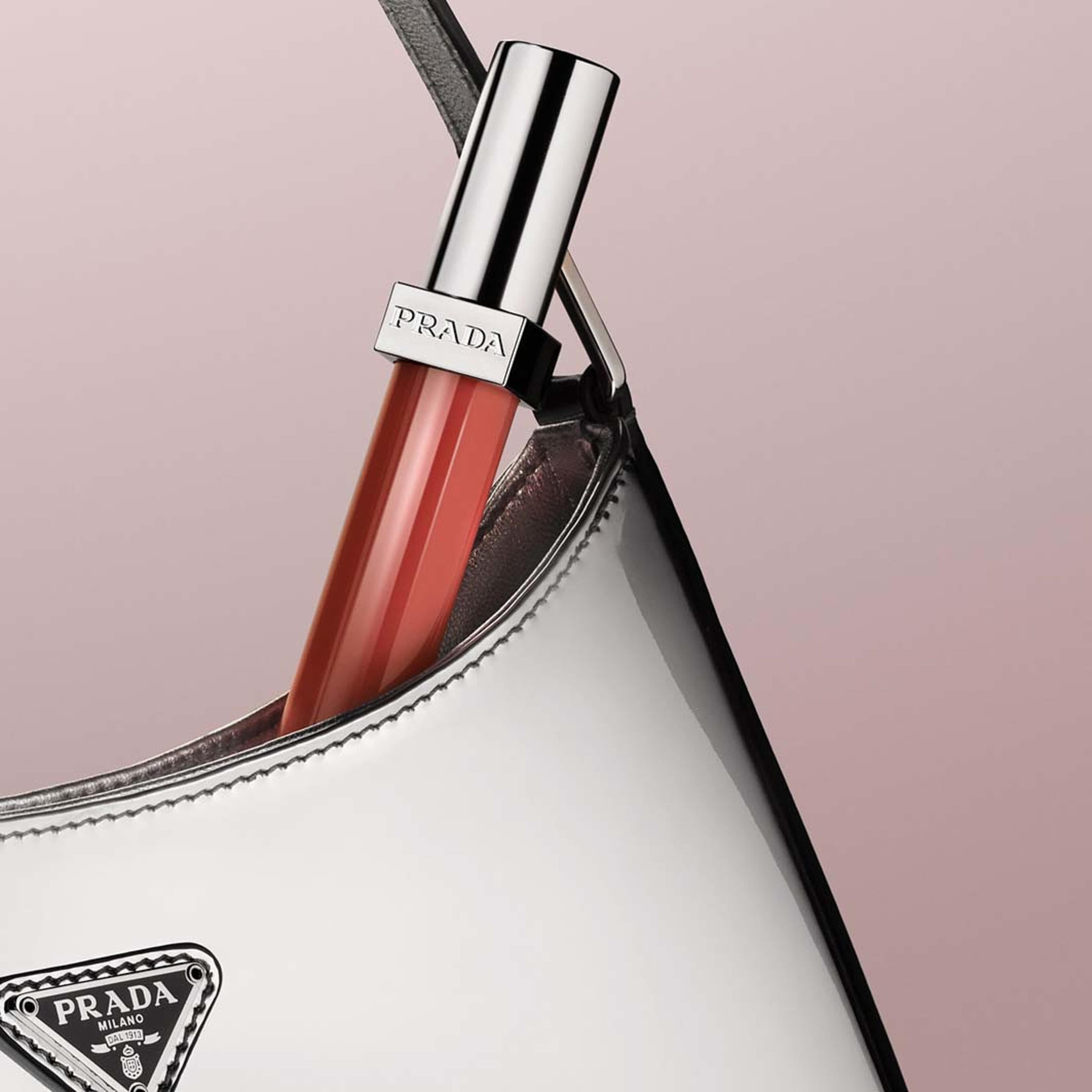 Reflection Glossy Liquid Balm, från Prada, i färgen O281 Firemotion. Klicka för att öppna bilden i stort format