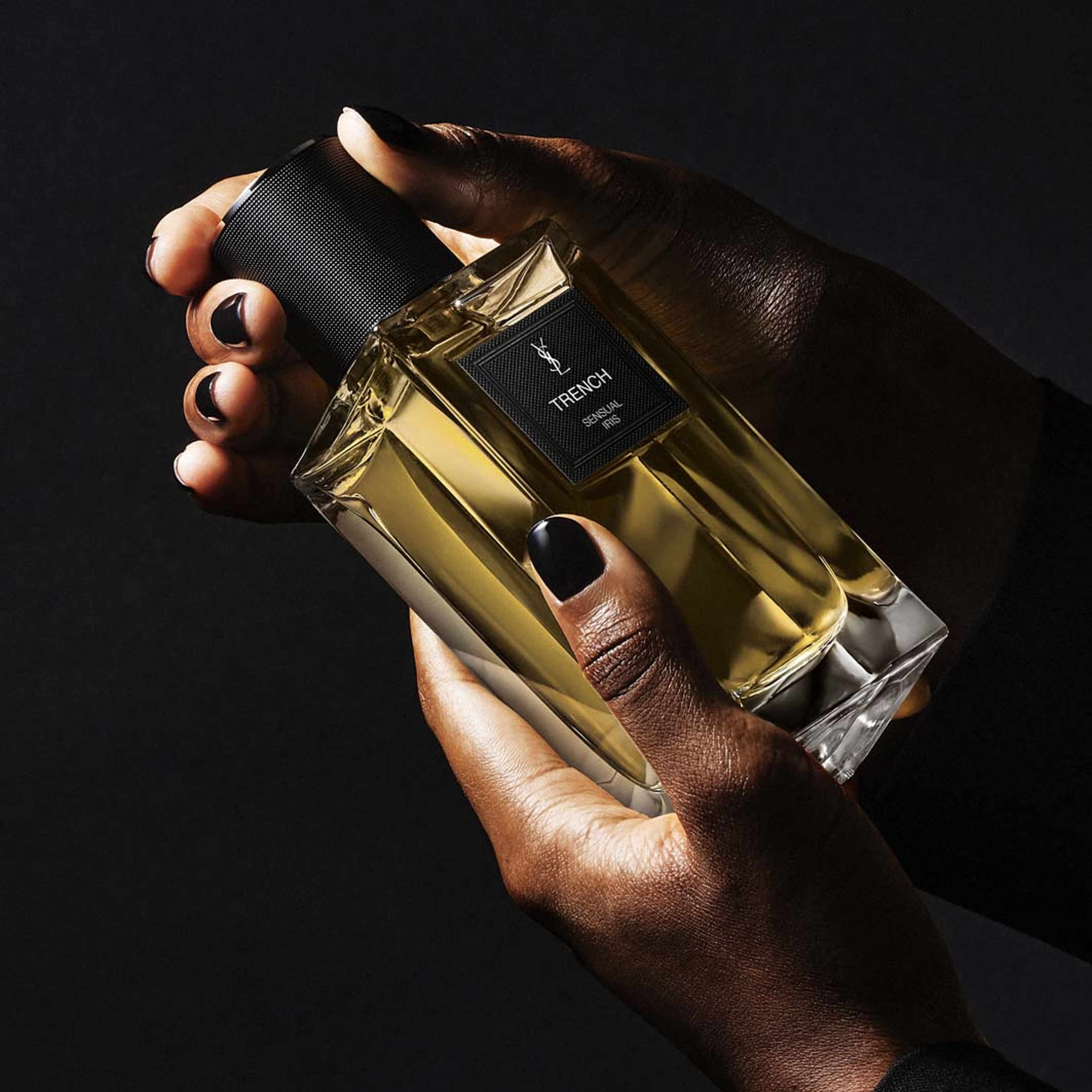 Le Vestiaire Des Parfums Trench, från Yves Saint Laurent. Klicka för att öppna bilden i stort format