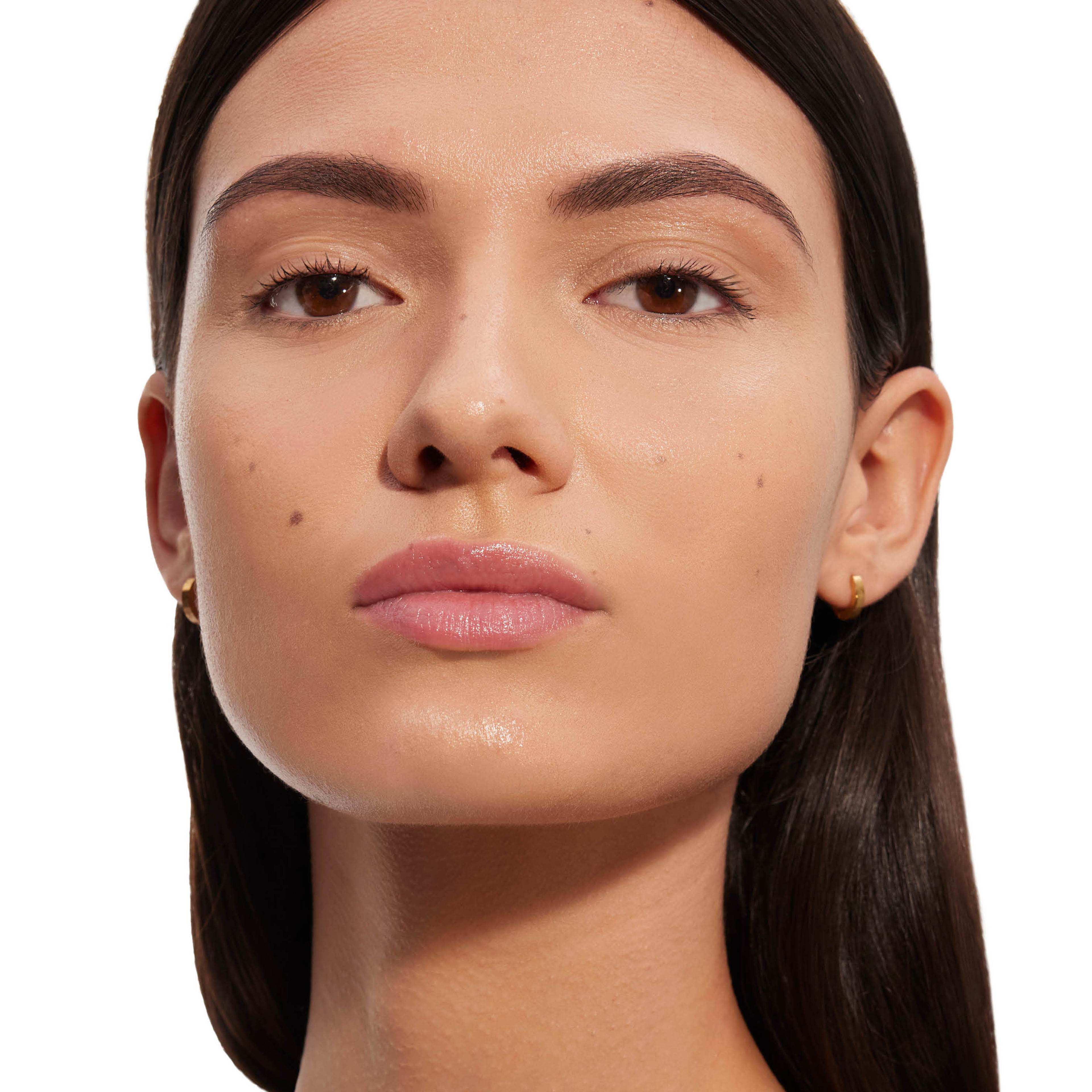 All Hours Glow Foundation, från Yves Saint Laurent, i färgen Ln7.