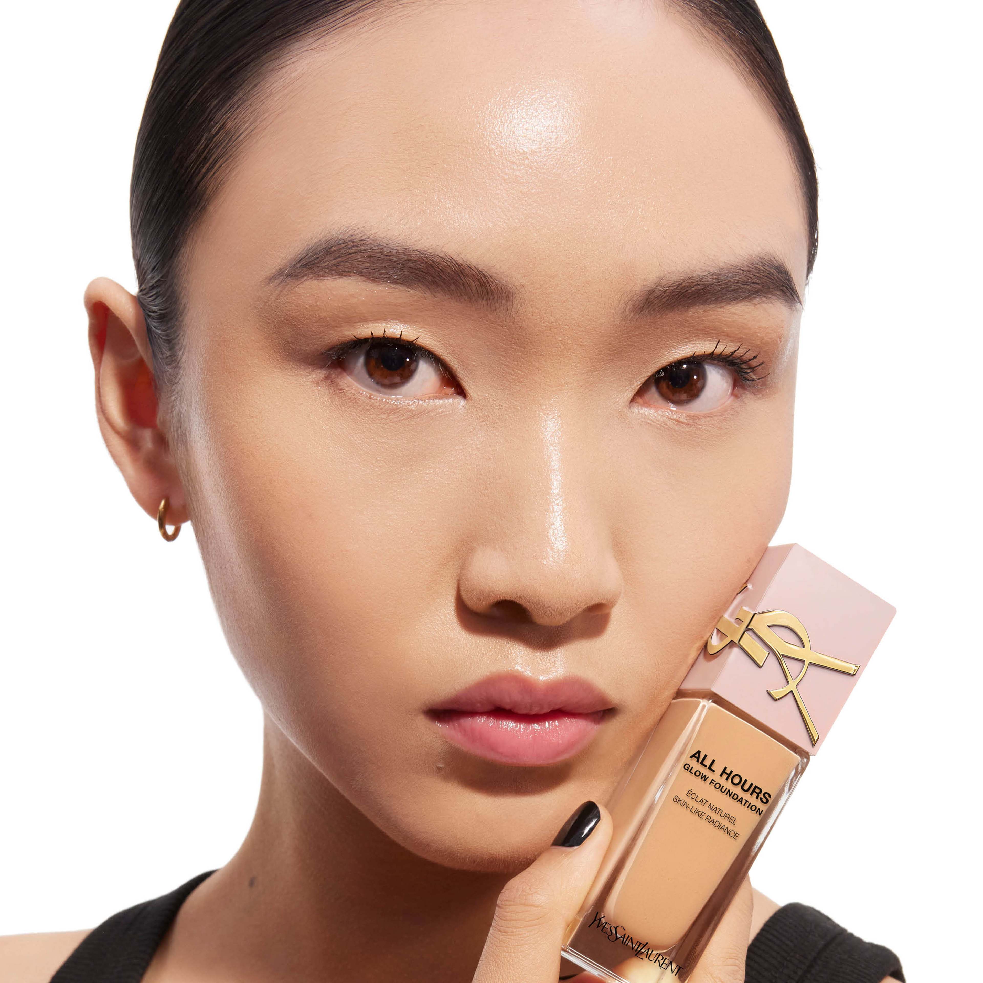 All Hours Glow Foundation, från Yves Saint Laurent, i färgen Lw8.