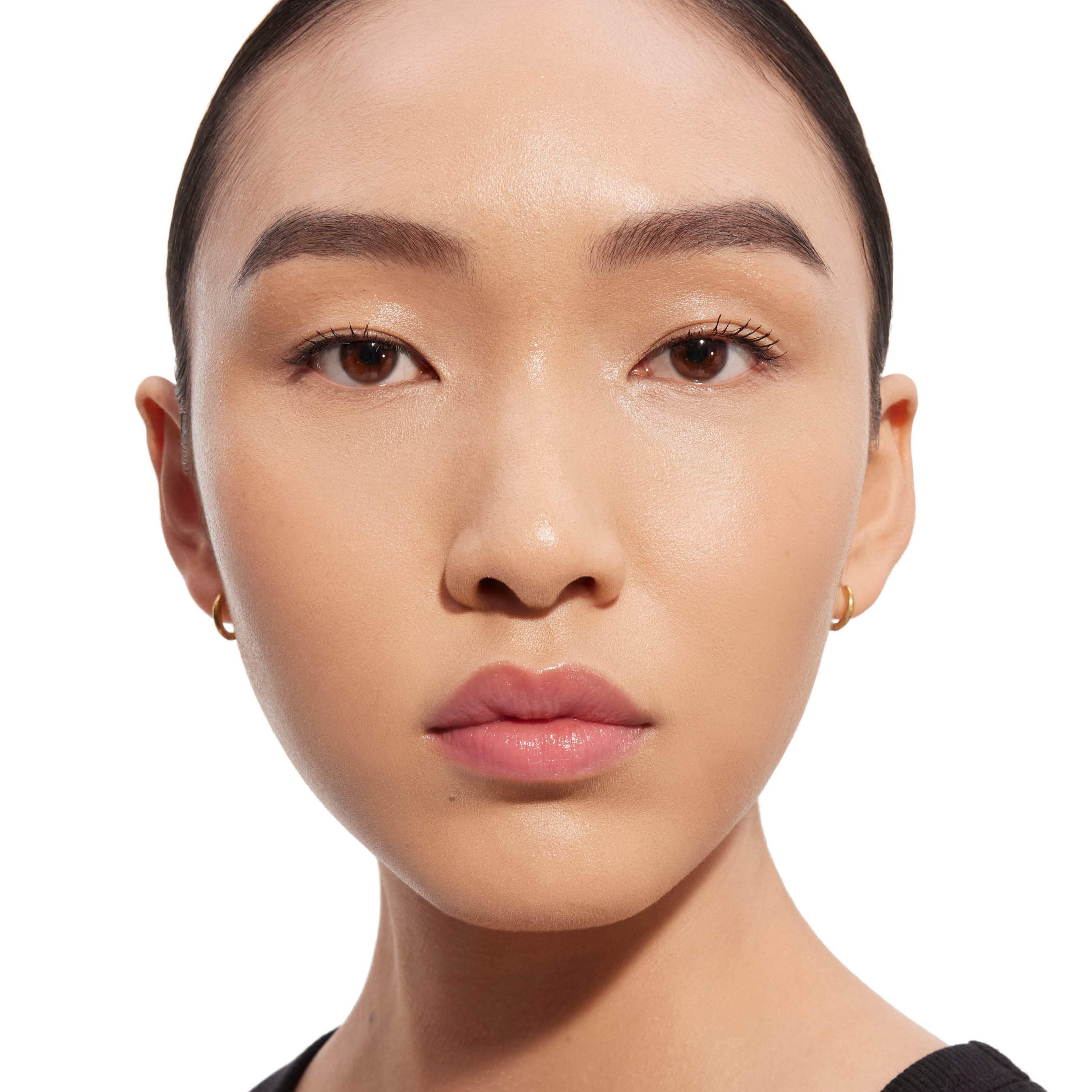 All Hours Glow Foundation, från Yves Saint Laurent, i färgen Lw8.