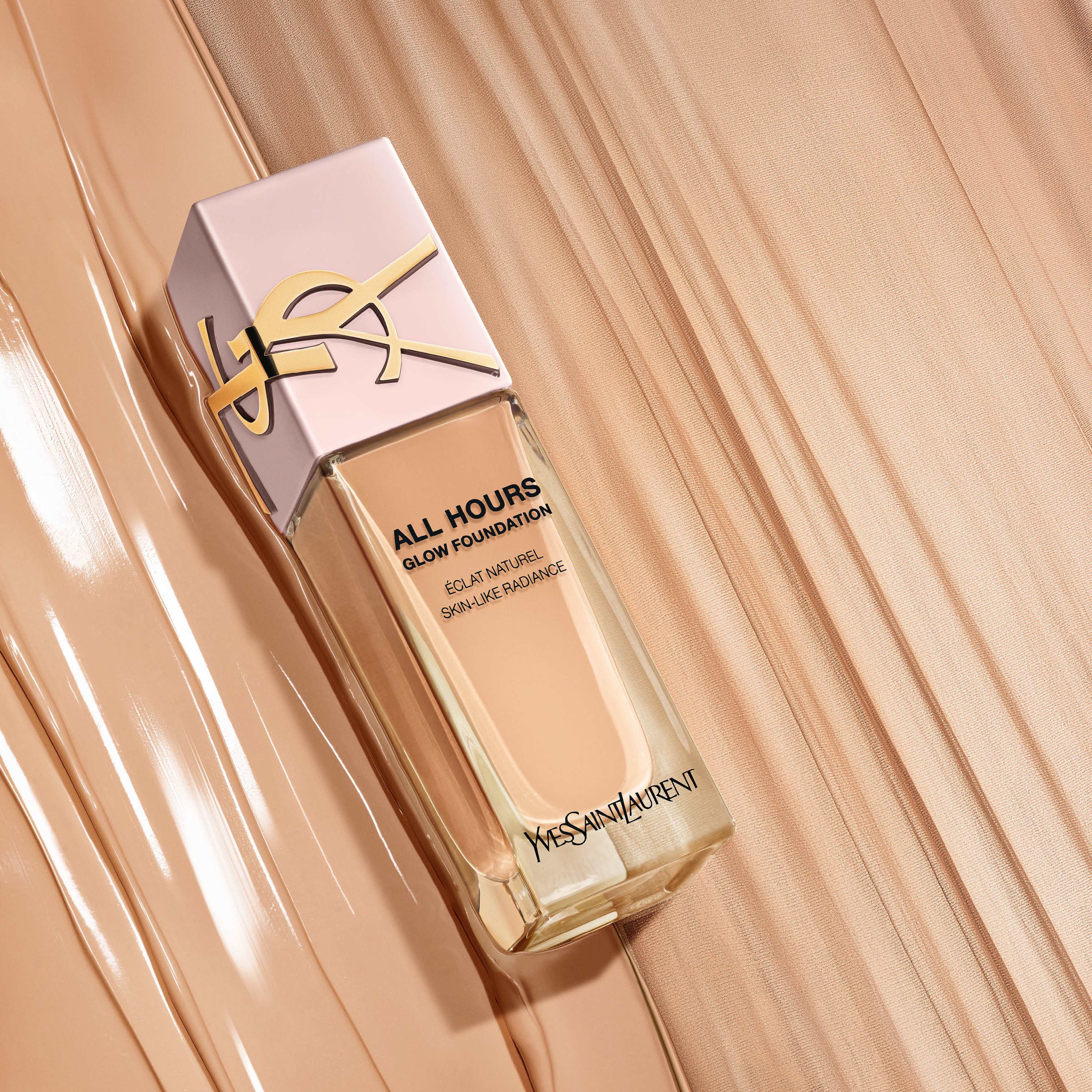 All Hours Glow Foundation, från Yves Saint Laurent, i färgen Mn4.
