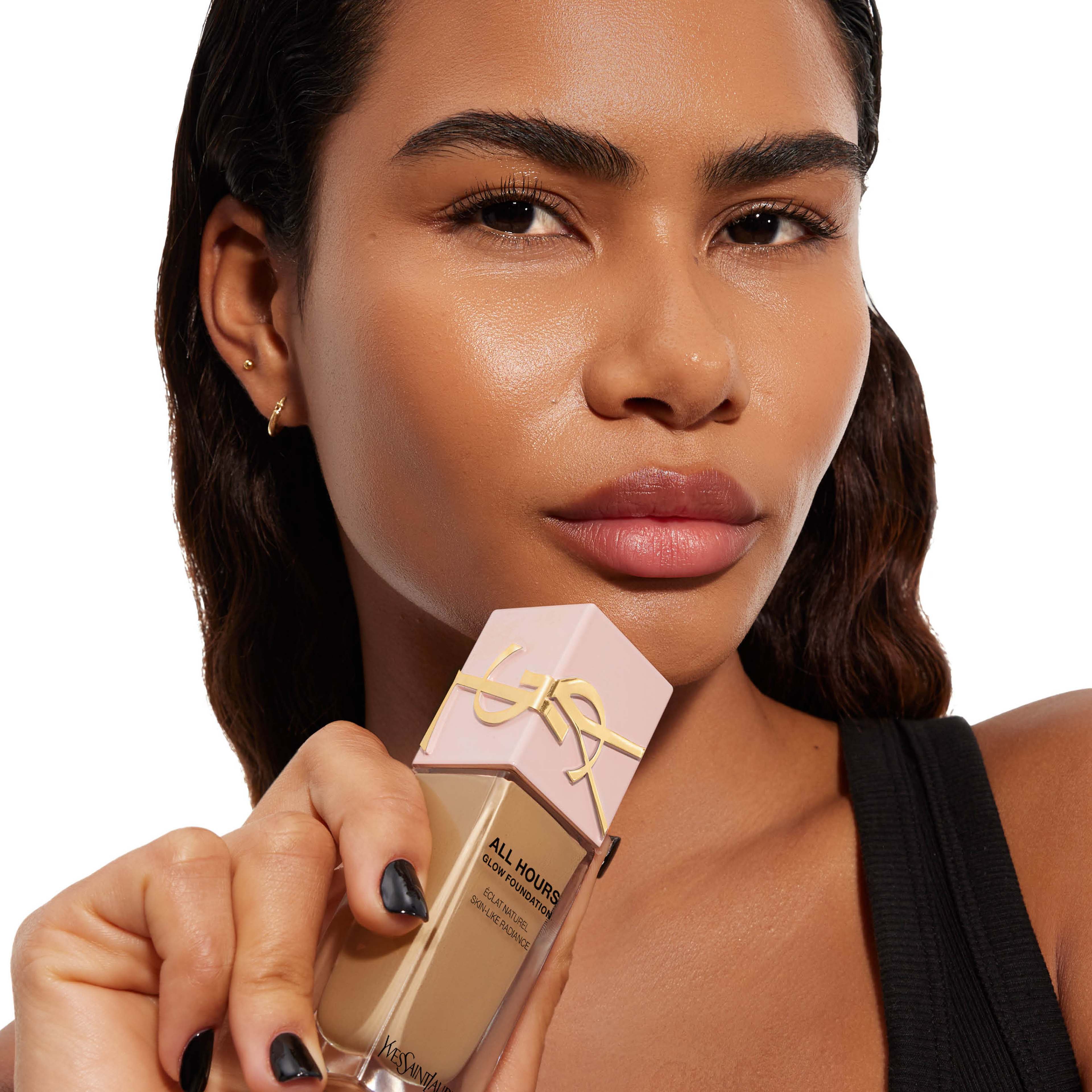 All Hours Glow Foundation, från Yves Saint Laurent, i färgen Mw9.