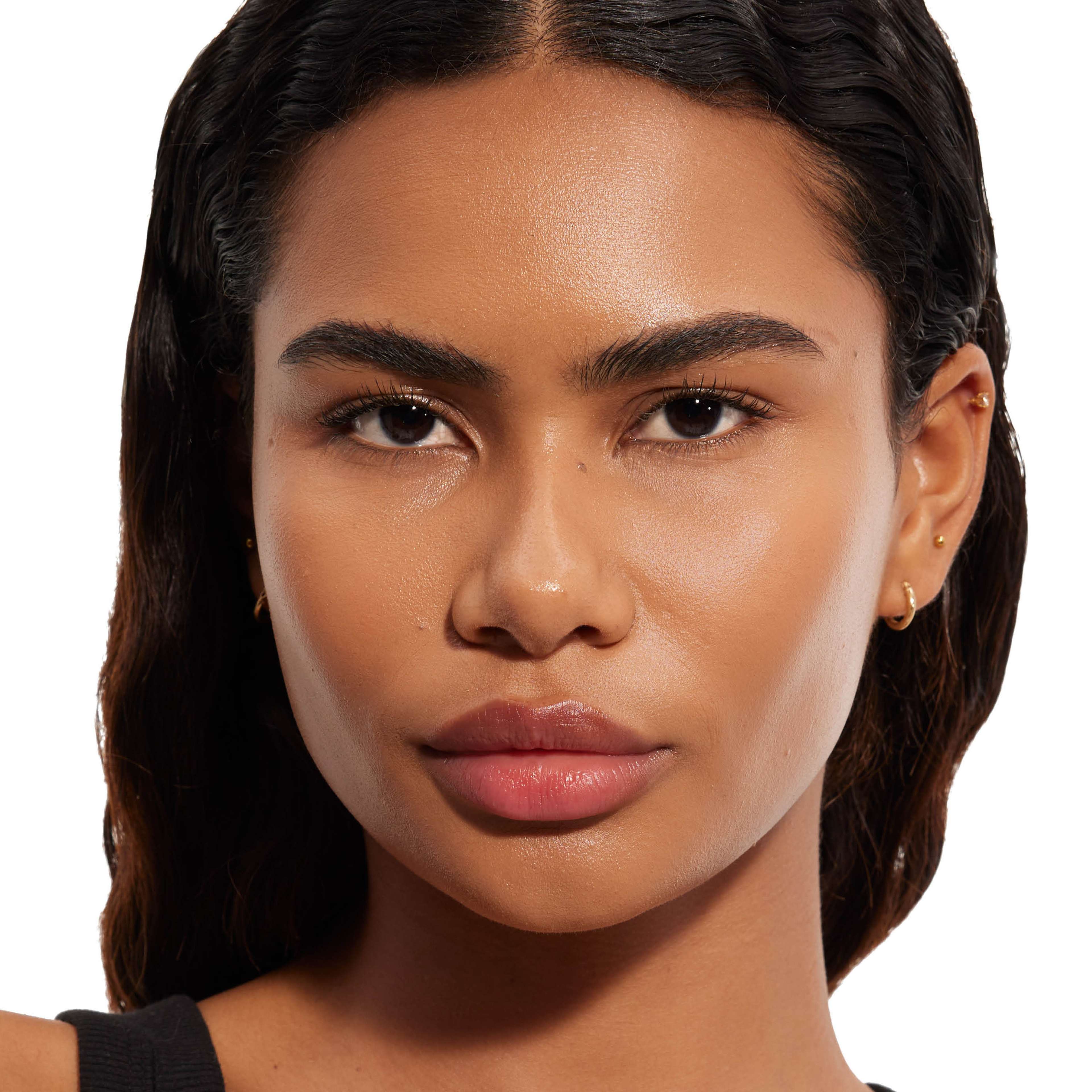 All Hours Glow Foundation, från Yves Saint Laurent, i färgen Mw9.