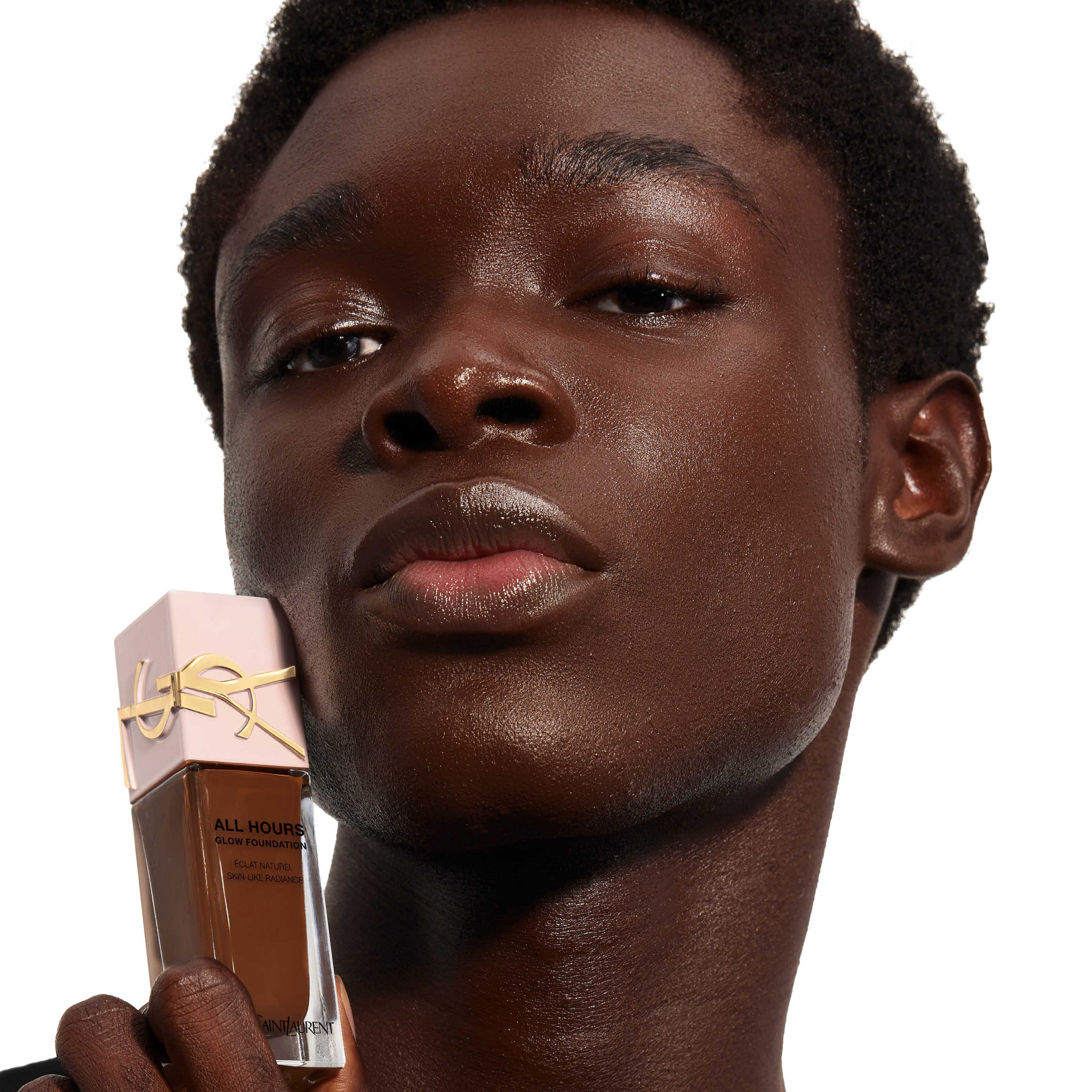 All Hours Glow Foundation, från Yves Saint Laurent, i färgen Dc9.