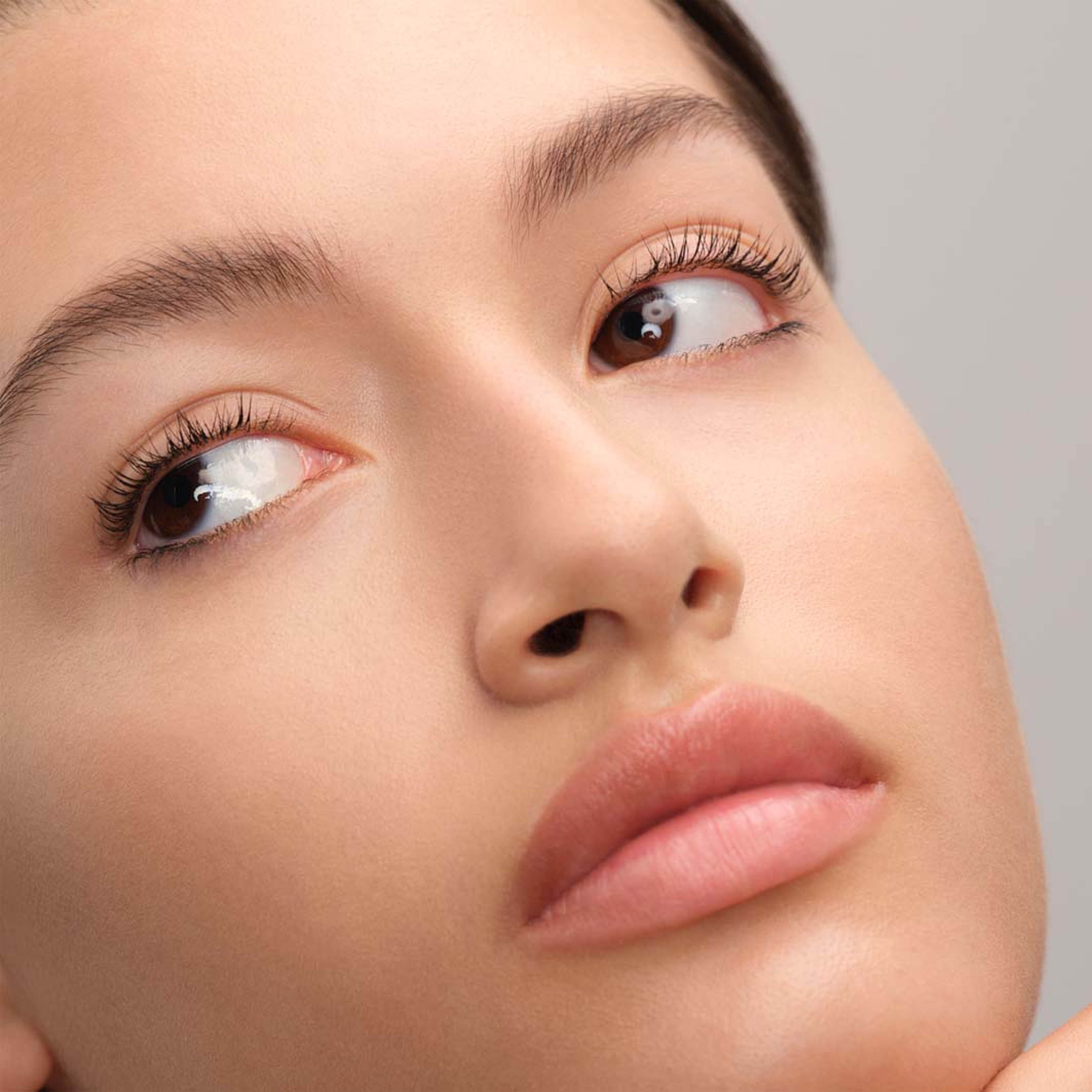 Conceal Concealer, från Prada, i färgen Lw2. Klicka för att öppna bilden i stort format