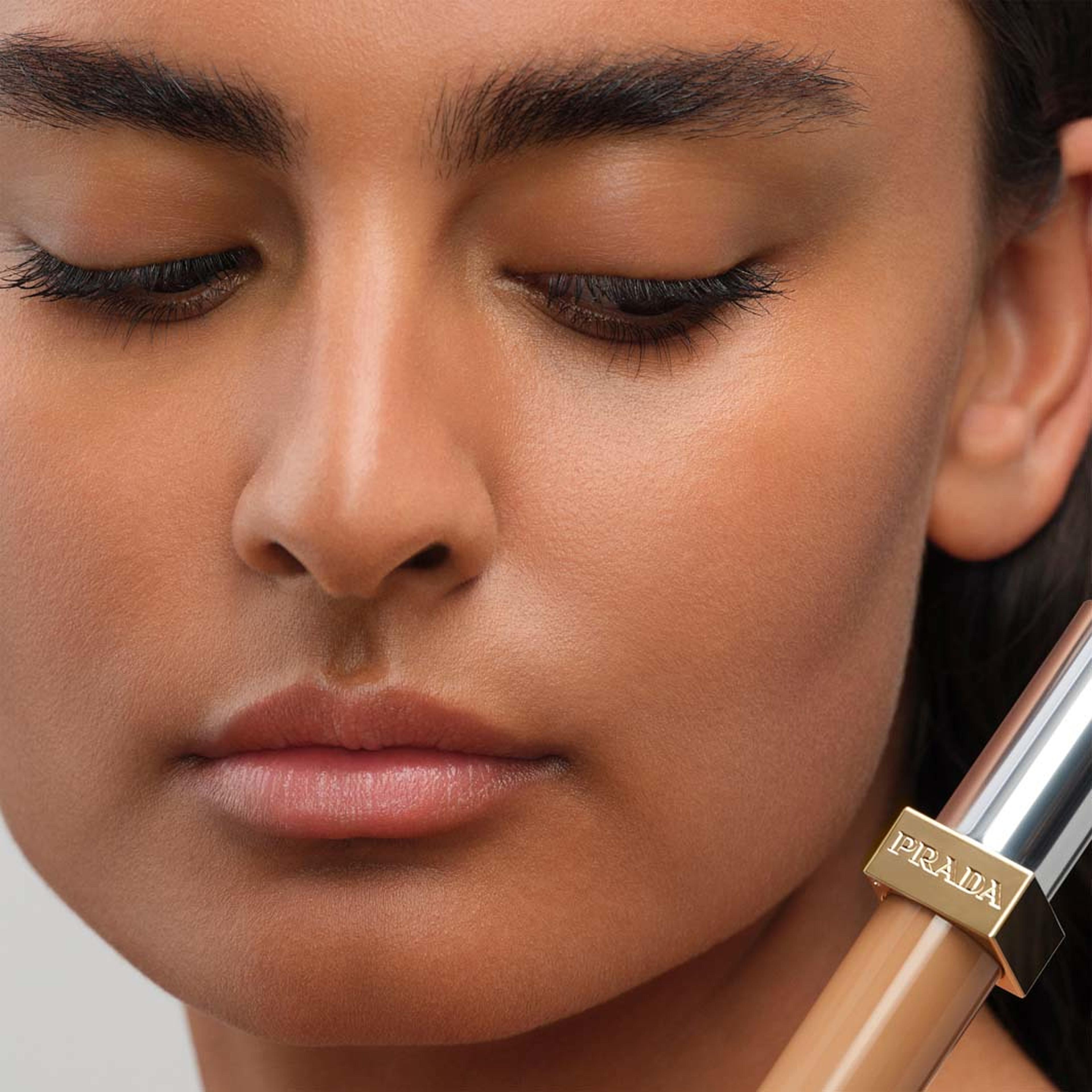 Conceal Concealer, från Prada, i färgen Mn6.5. Klicka för att öppna bilden i stort format