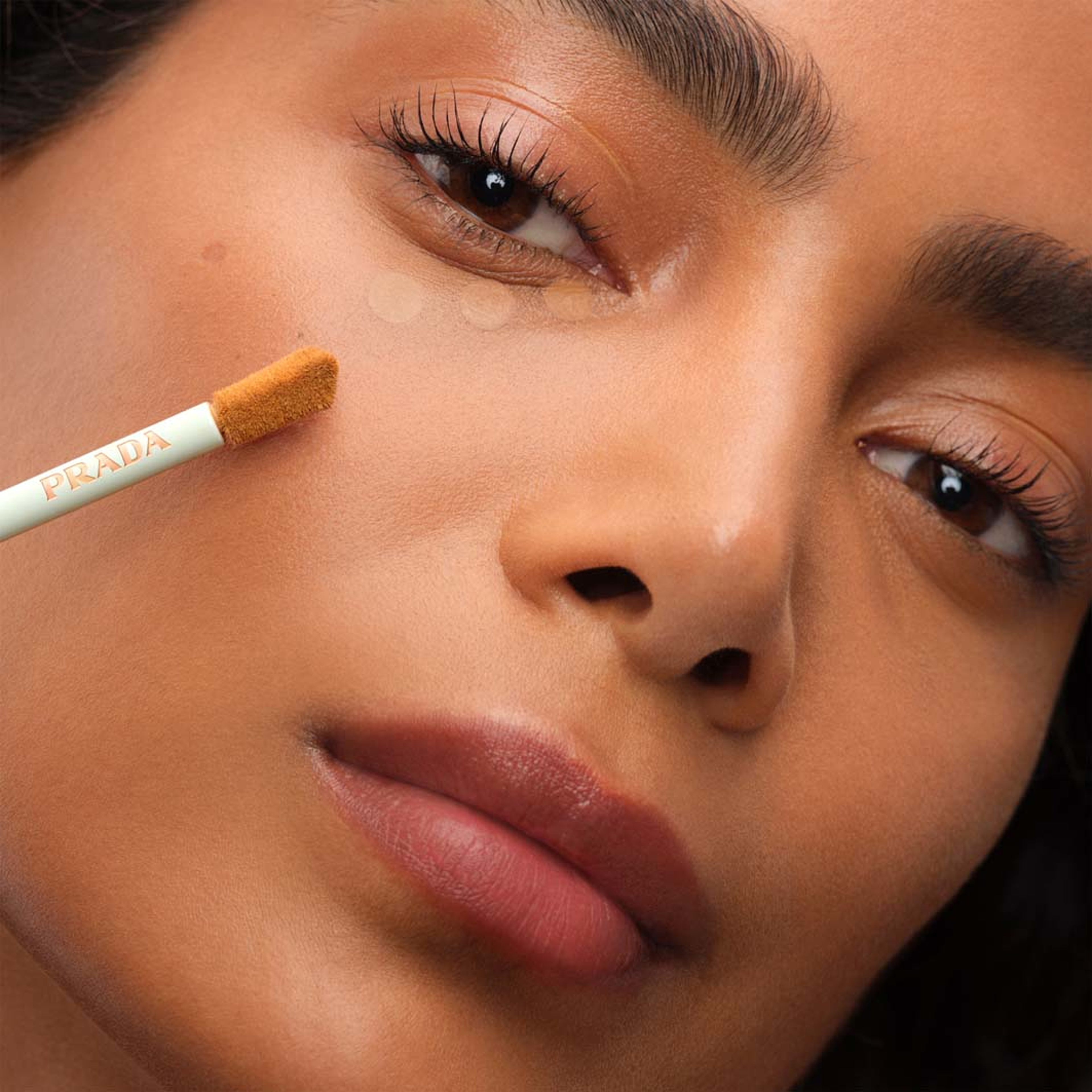 Conceal Concealer, från Prada, i färgen Mw6.5. Klicka för att öppna bilden i stort format