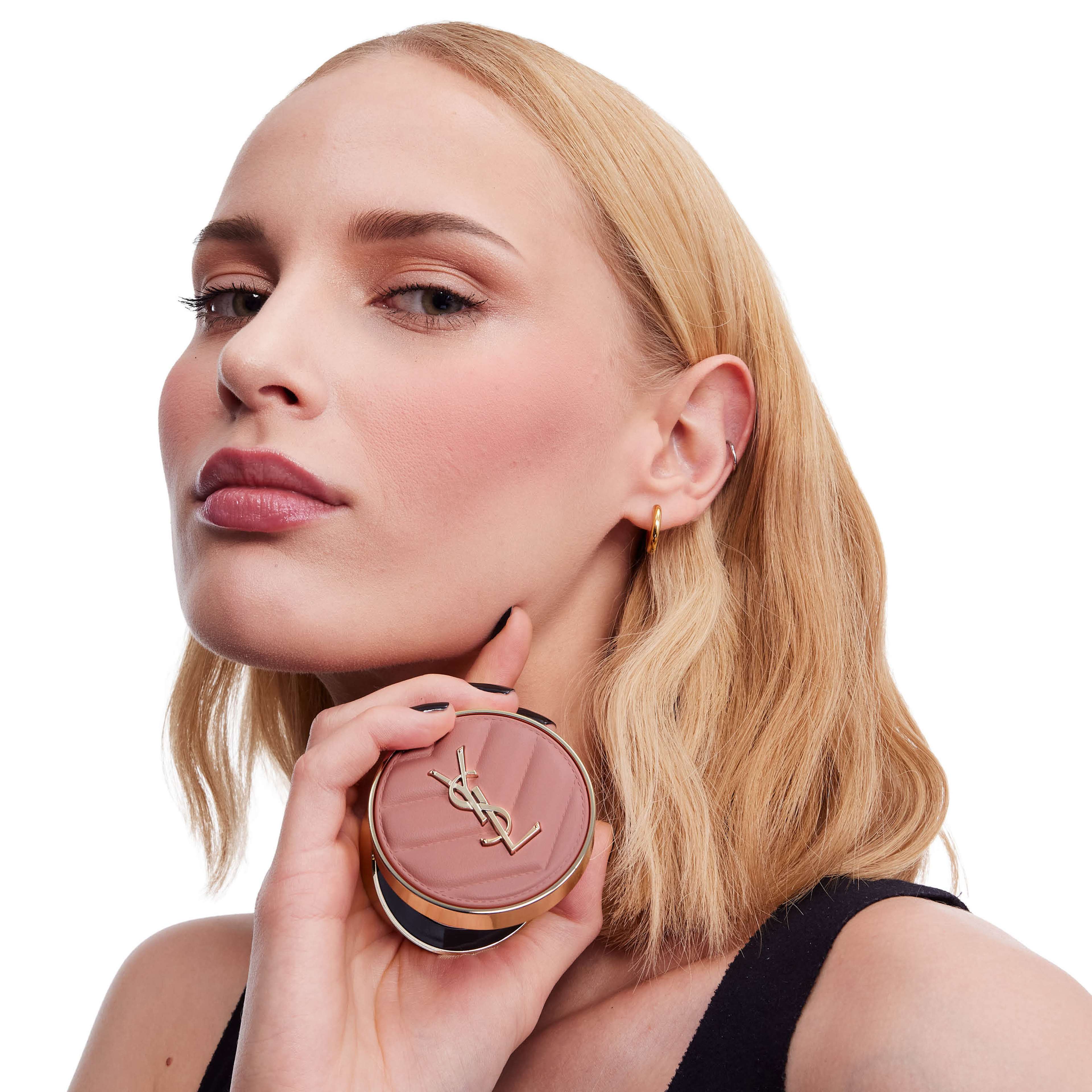 Make Me Blush Bold Blurring Blush, från Yves Saint Laurent, i färgen 23.