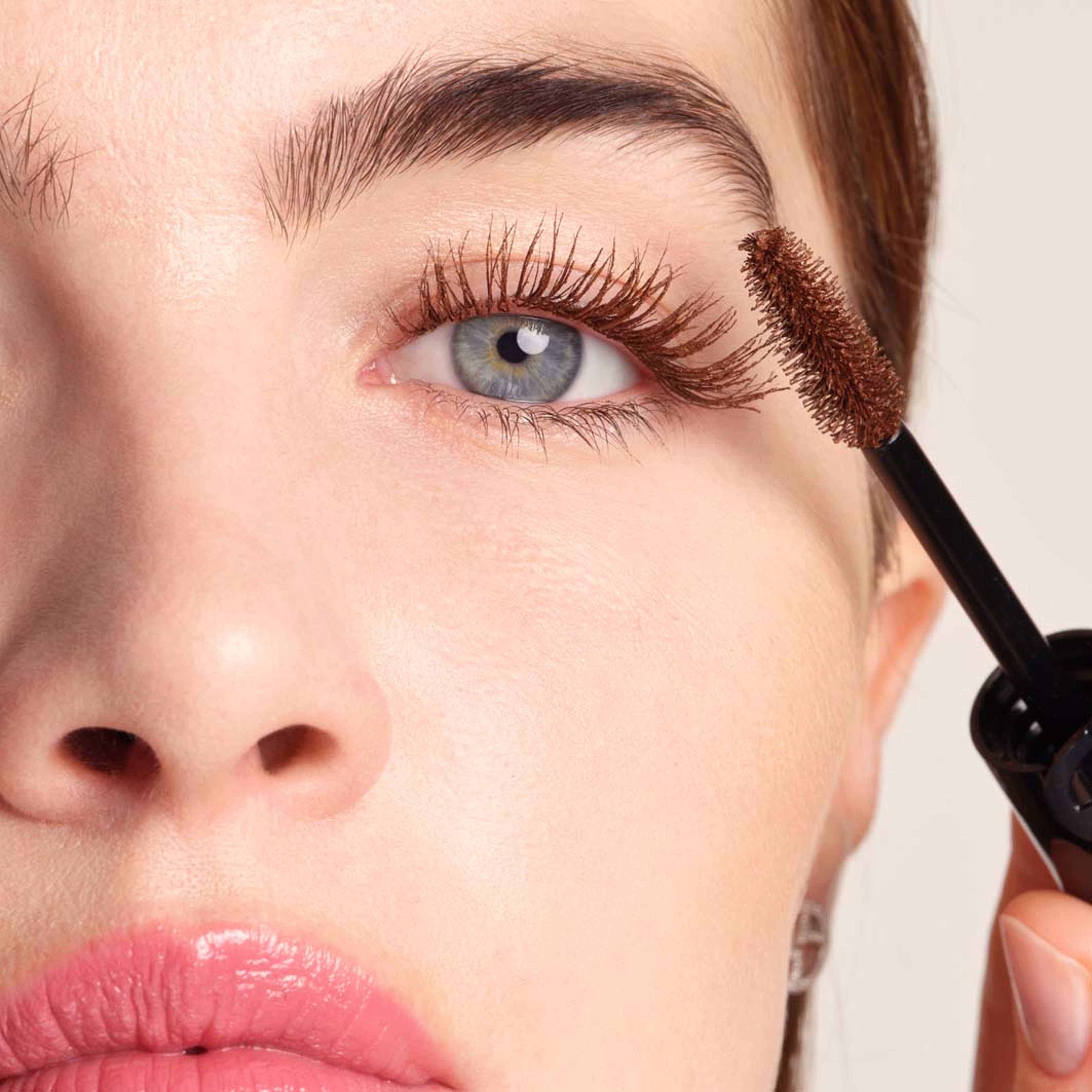 Vertigo Drama Sculpted Volume Mascara, från Armani, i färgen Brown. Klicka för att öppna bilden i stort format