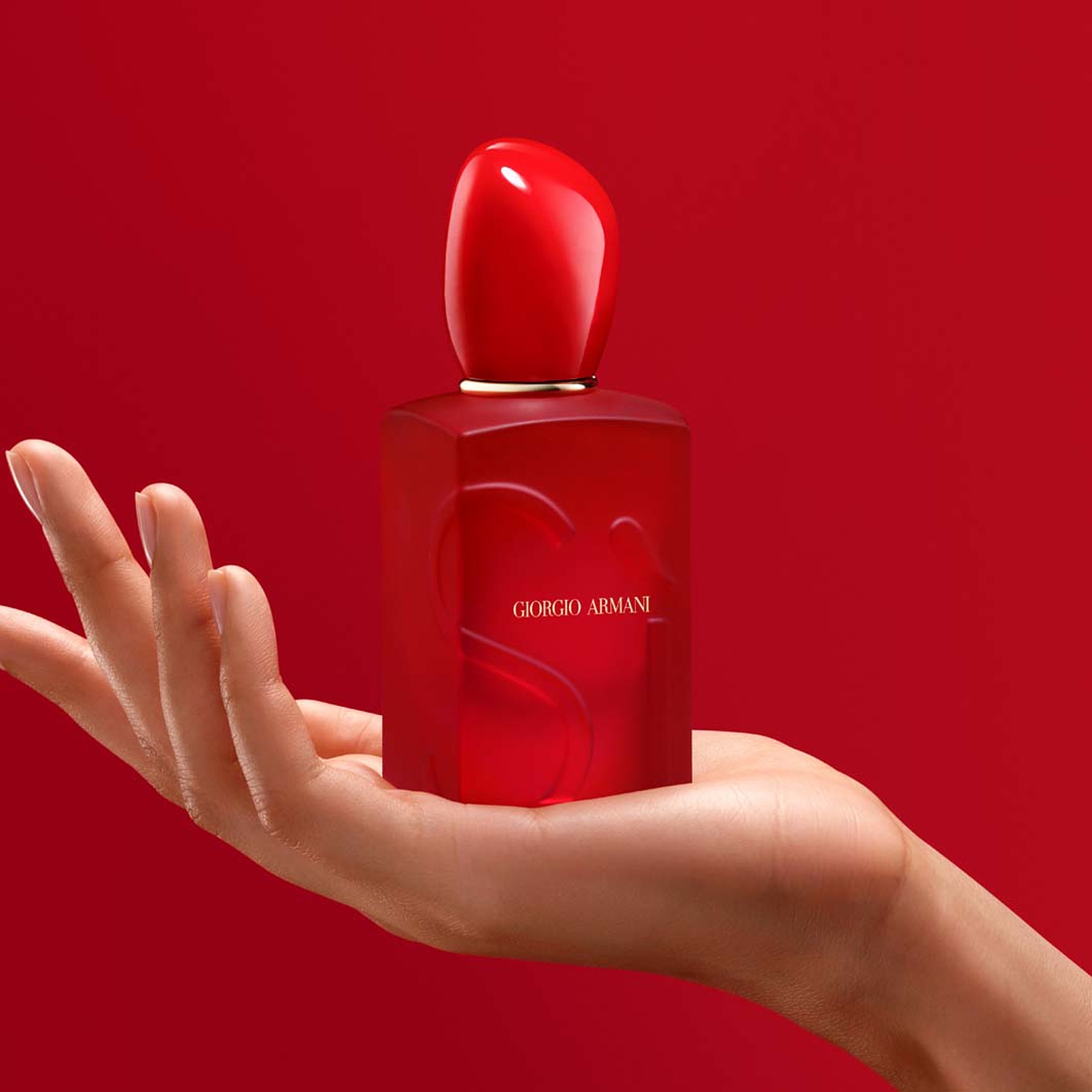 Sì Passione Red Bloom Eau de Parfum 50 ml, från Armani. Klicka för att öppna bilden i stort format