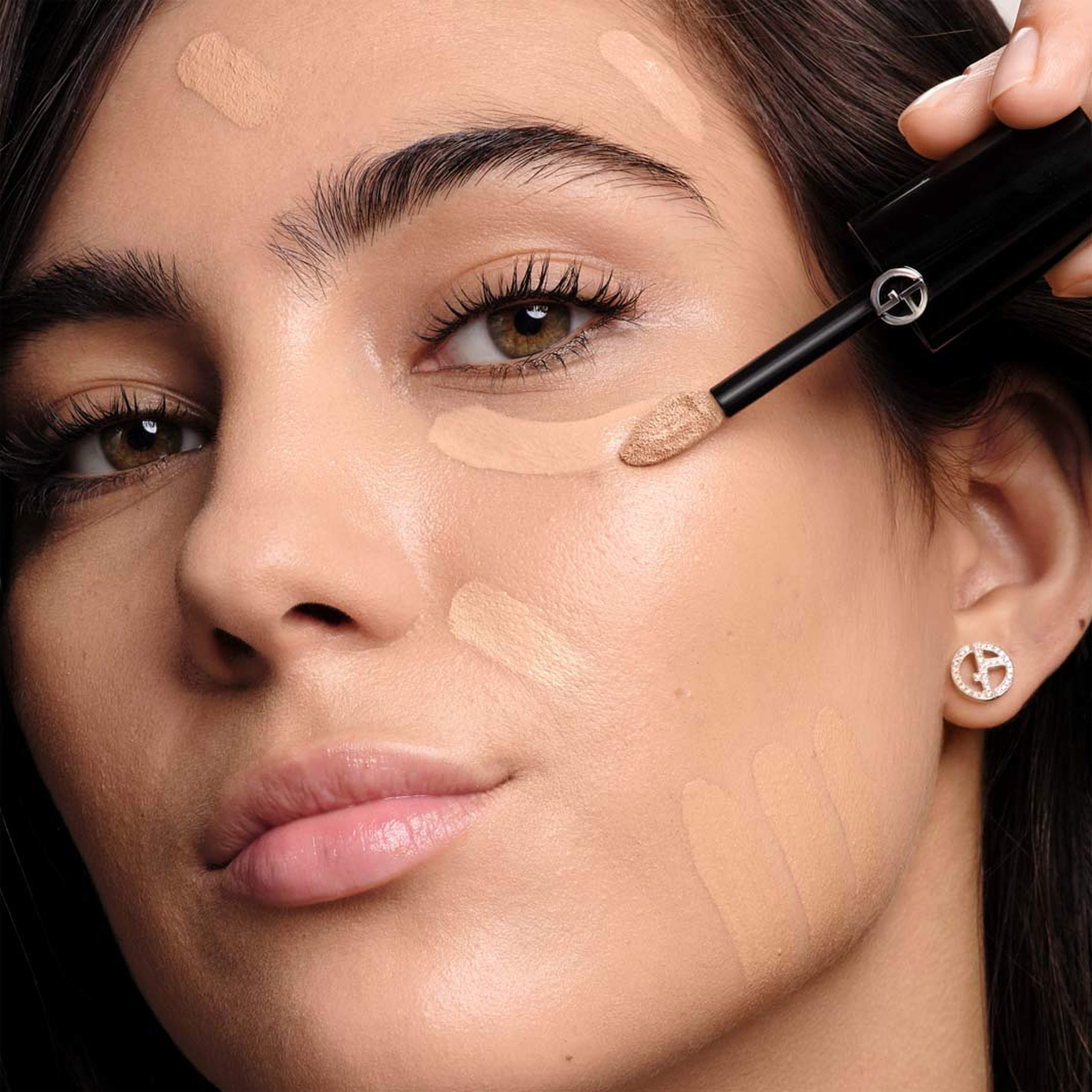 Luminous Silk Lightweight Liquid Concealer, från Armani, i färgen 5.4. Klicka för att öppna bilden i stort format