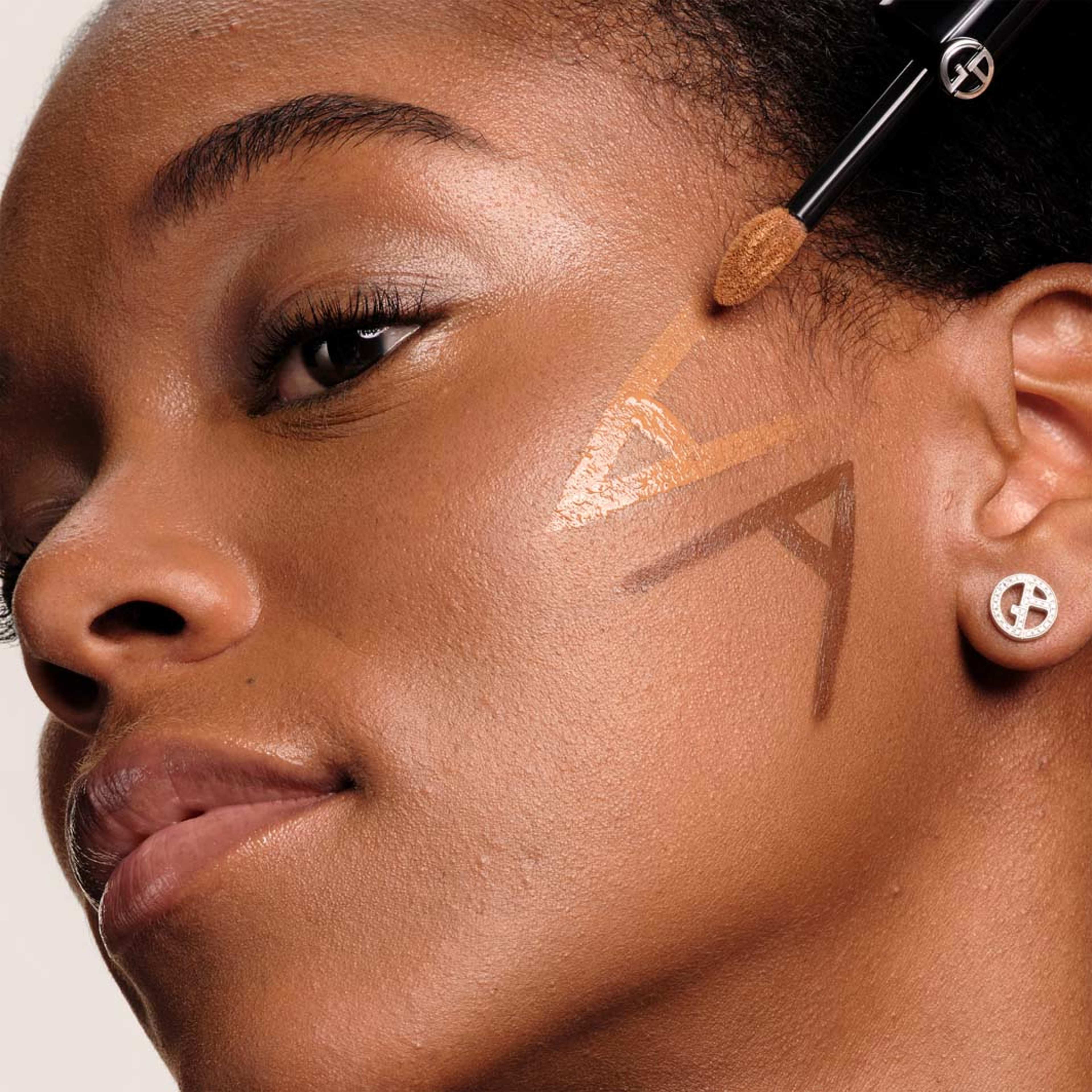 Luminous Silk Lightweight Liquid Concealer, från Armani, i färgen 11. Klicka för att öppna bilden i stort format