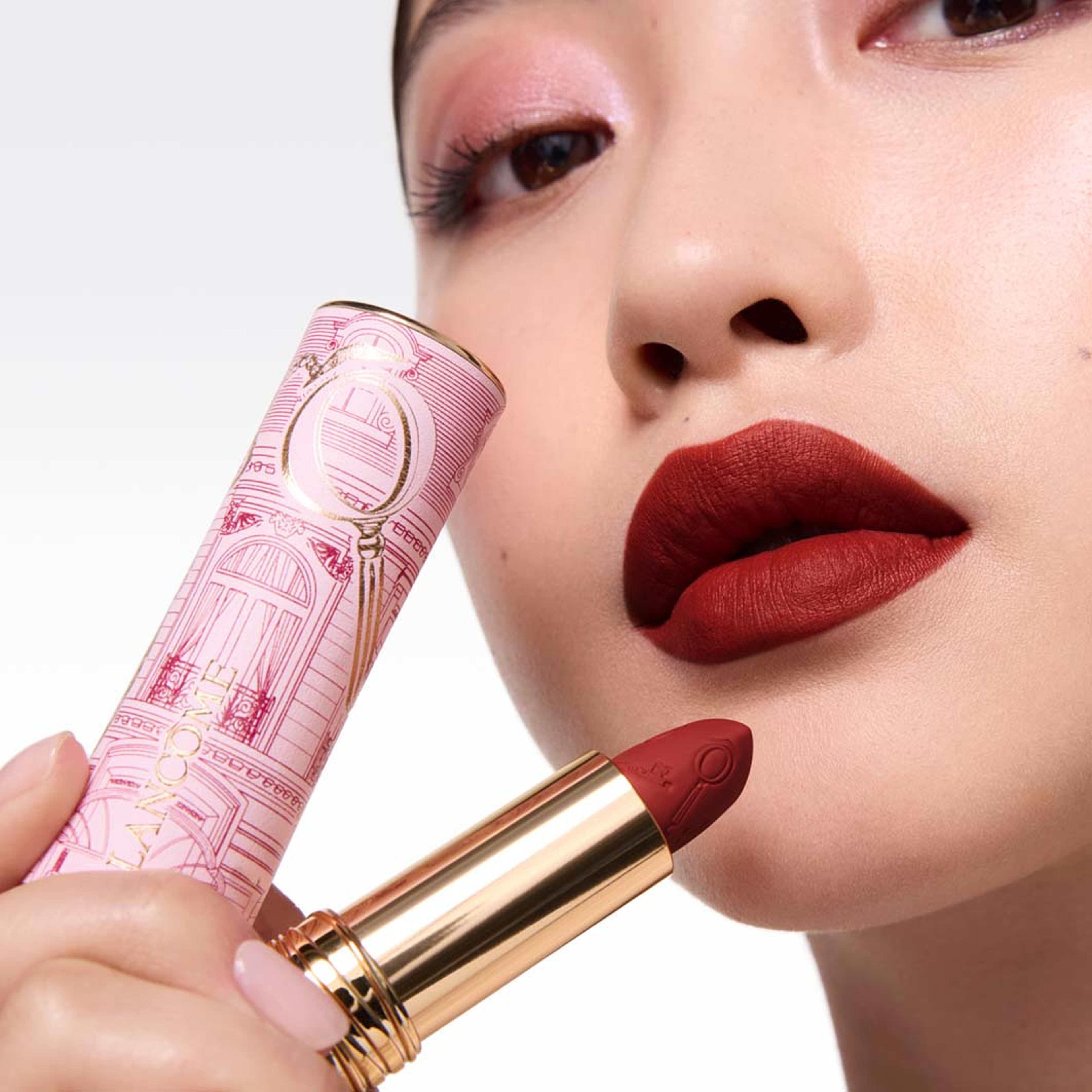 L'Absolu Rouge Drama, från Lancôme, i färgen 296. Klicka för att öppna bilden i stort format