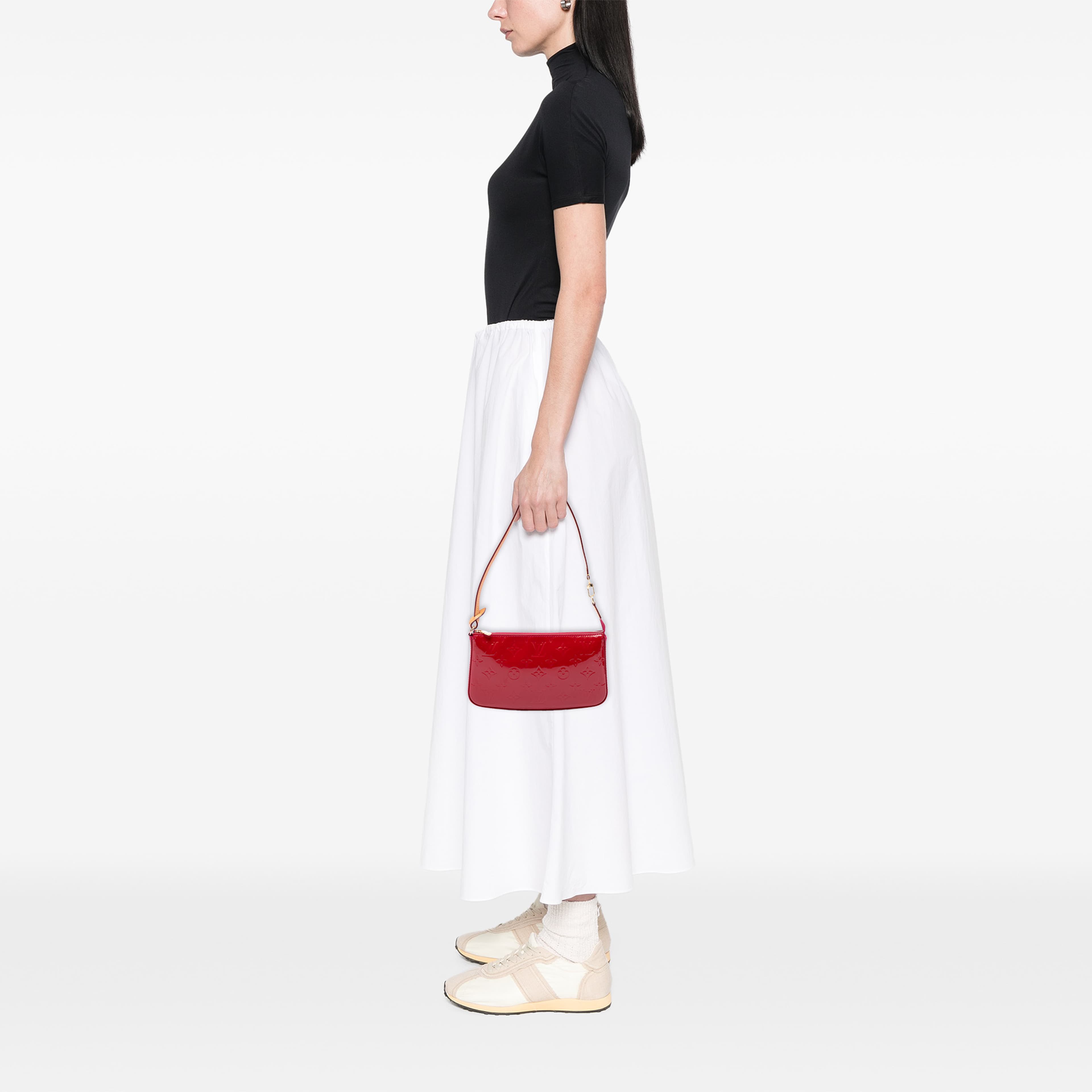 Louis Vuitton Monogram Vernis Pochette Accessoires, från Luxclusif, i färgen röd. Klicka för att öppna bilden i stort format