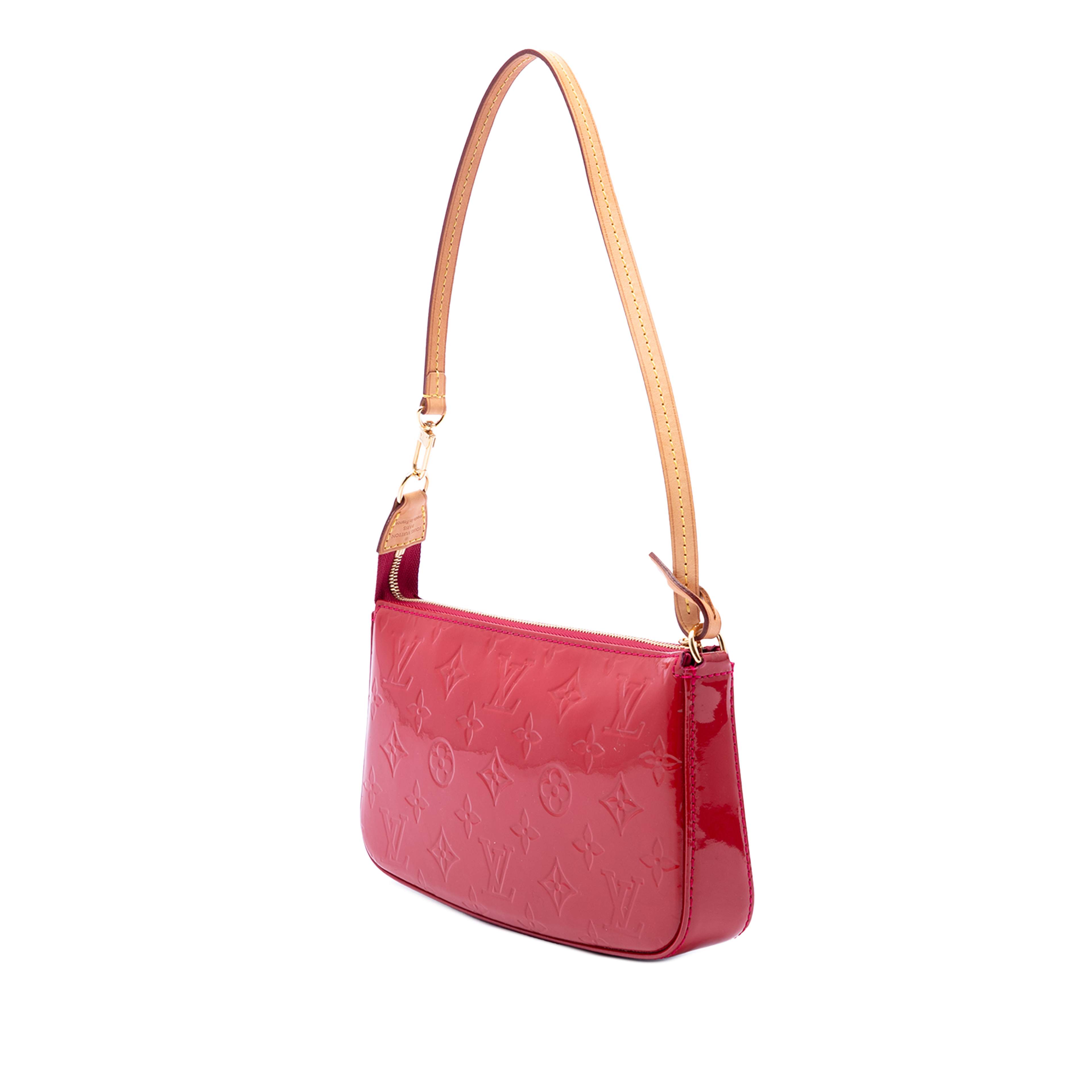 Louis Vuitton Monogram Vernis Pochette Accessoires, från Luxclusif, i färgen röd. Klicka för att öppna bilden i stort format