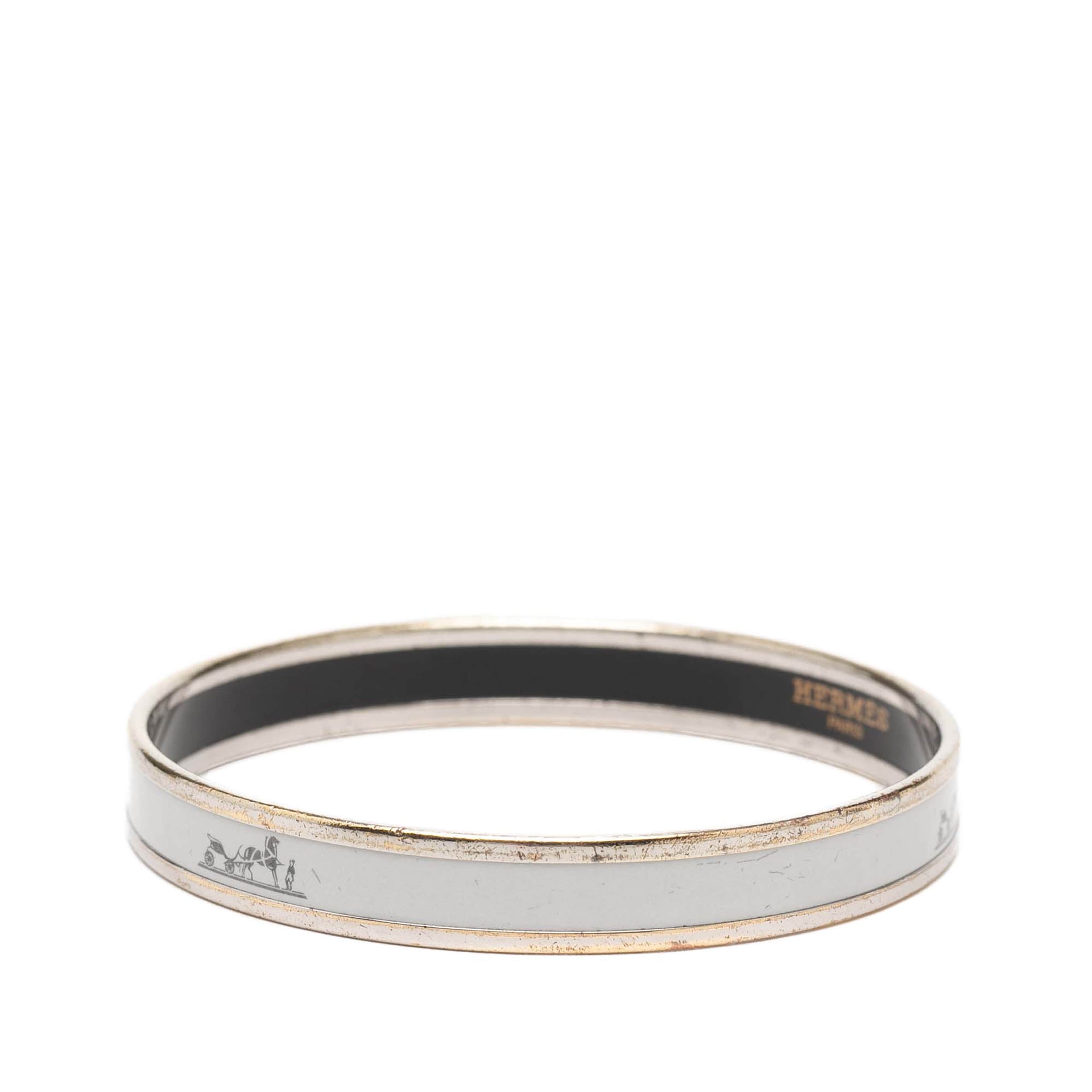 Hermès Narrow Caleche Enamel Bangle 70, från Luxclusif, i färgen off white. Klicka för att öppna bilden i stort format