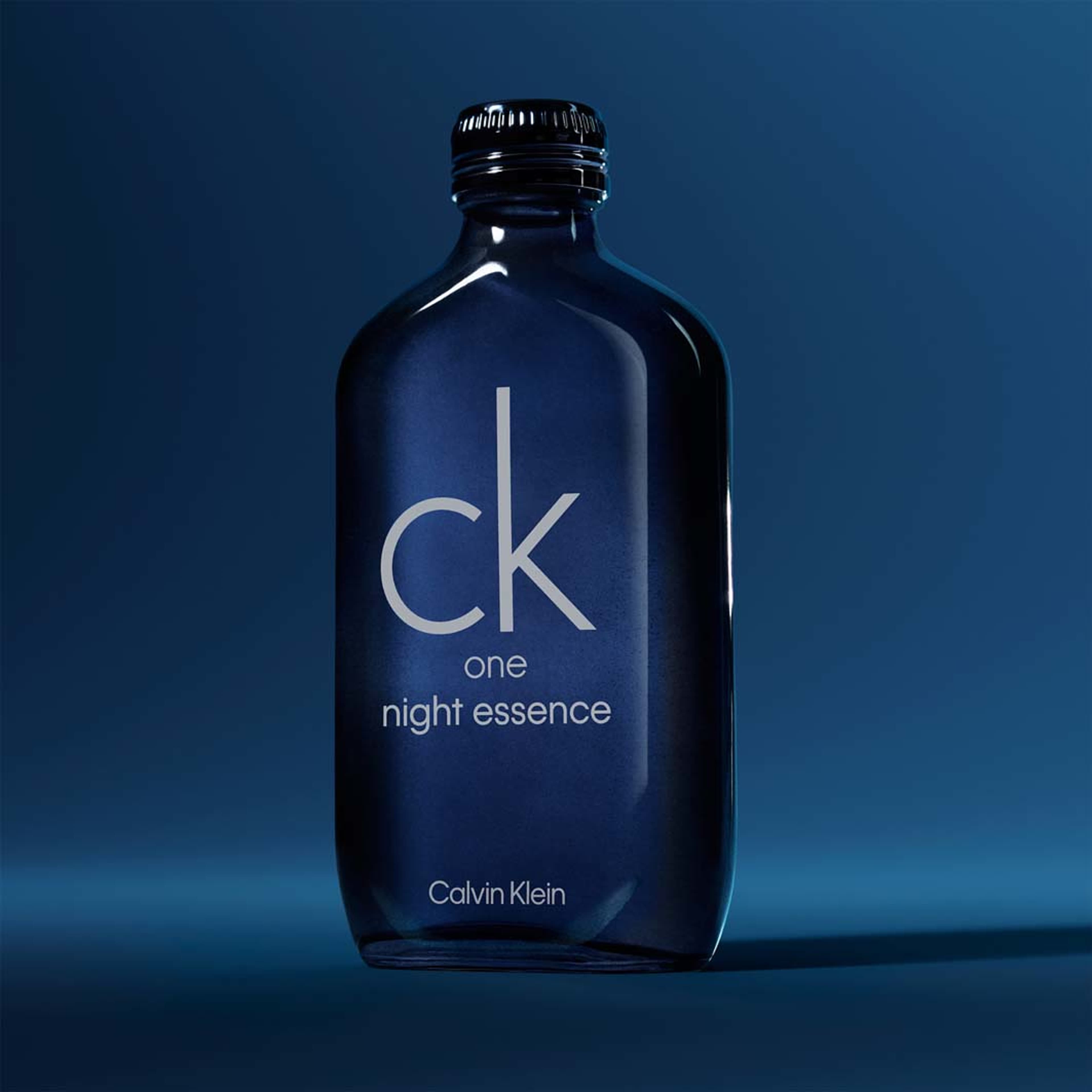 CK One Night Essence Parfum Intense, från Calvin Klein. Klicka för att öppna bilden i stort format
