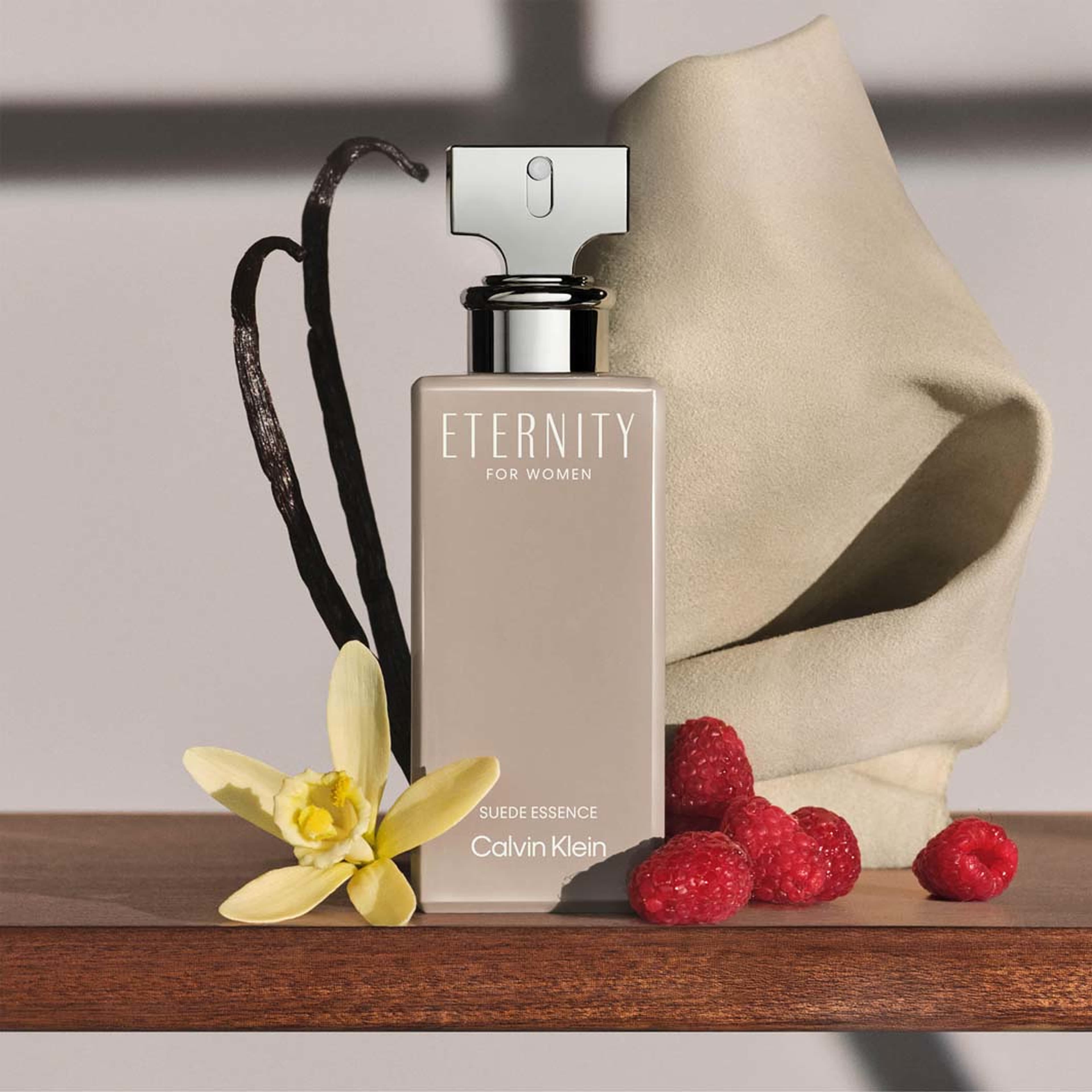 Eternity for Women Suede Essence Parfum, från Calvin Klein. Klicka för att öppna bilden i stort format