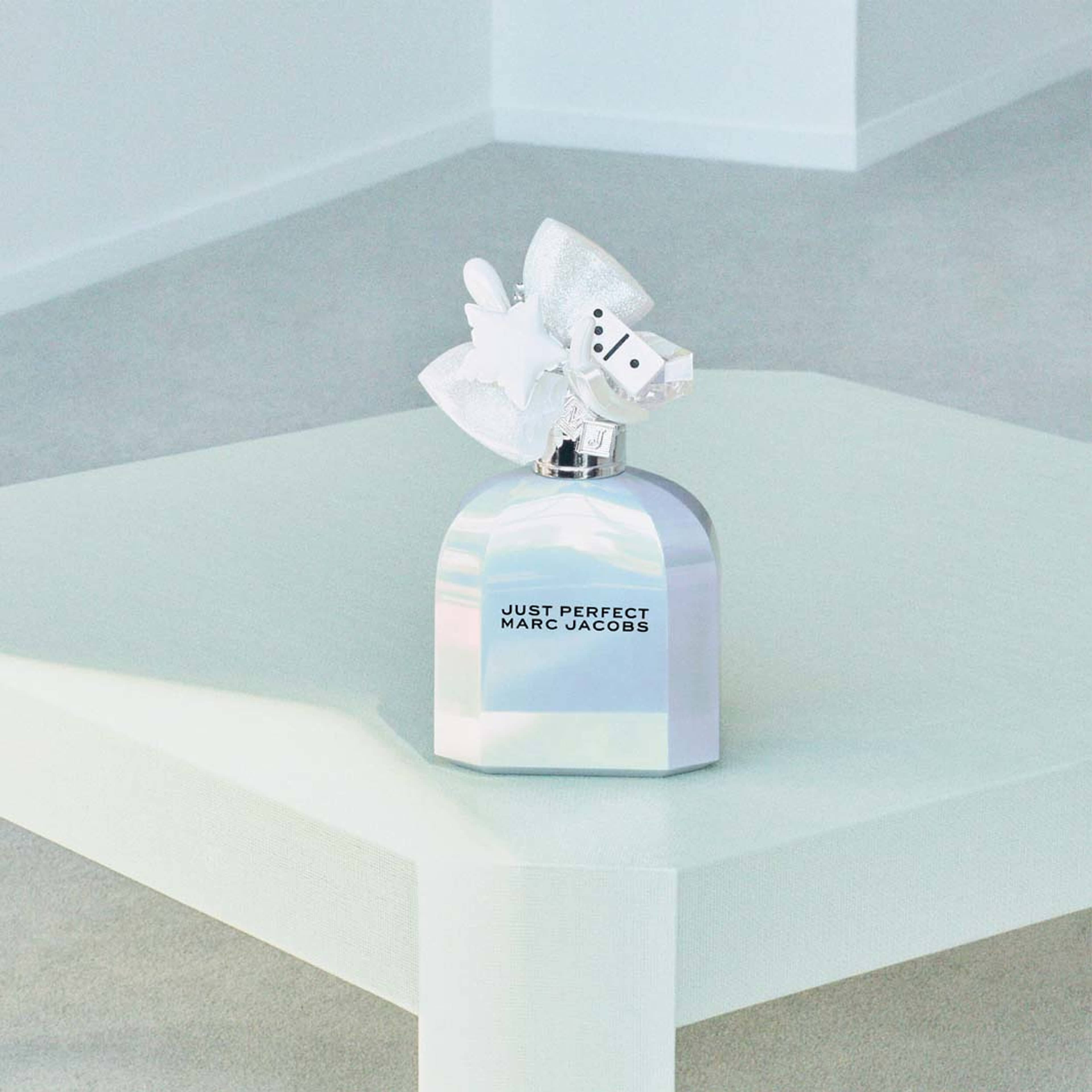 Just Perfect Eau de Parfum, från Marc Jacobs. Klicka för att öppna bilden i stort format