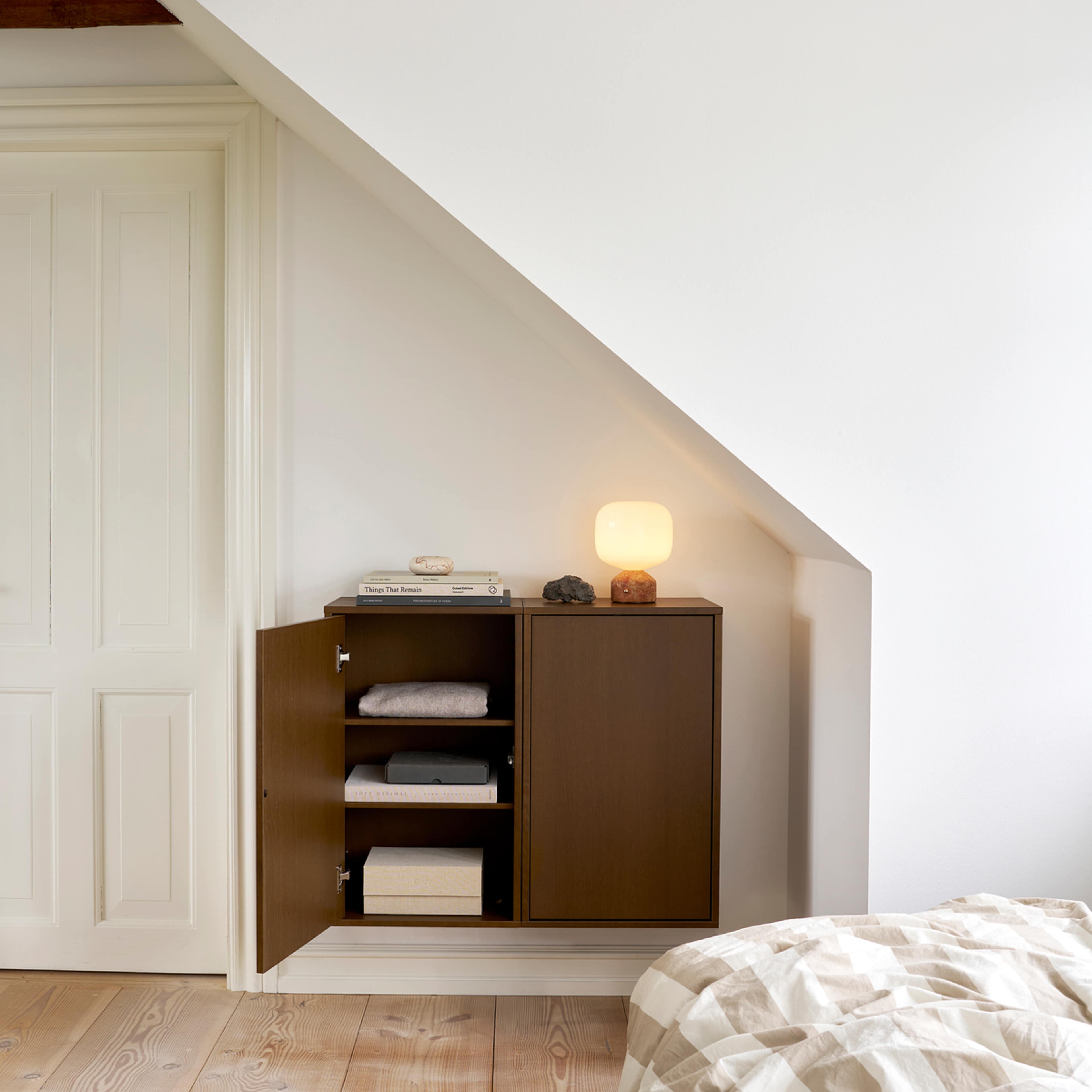 Wall Cabinet - Silver Cloud Grey, från ReCollector, i färgen dark oak. Klicka för att öppna bilden i stort format