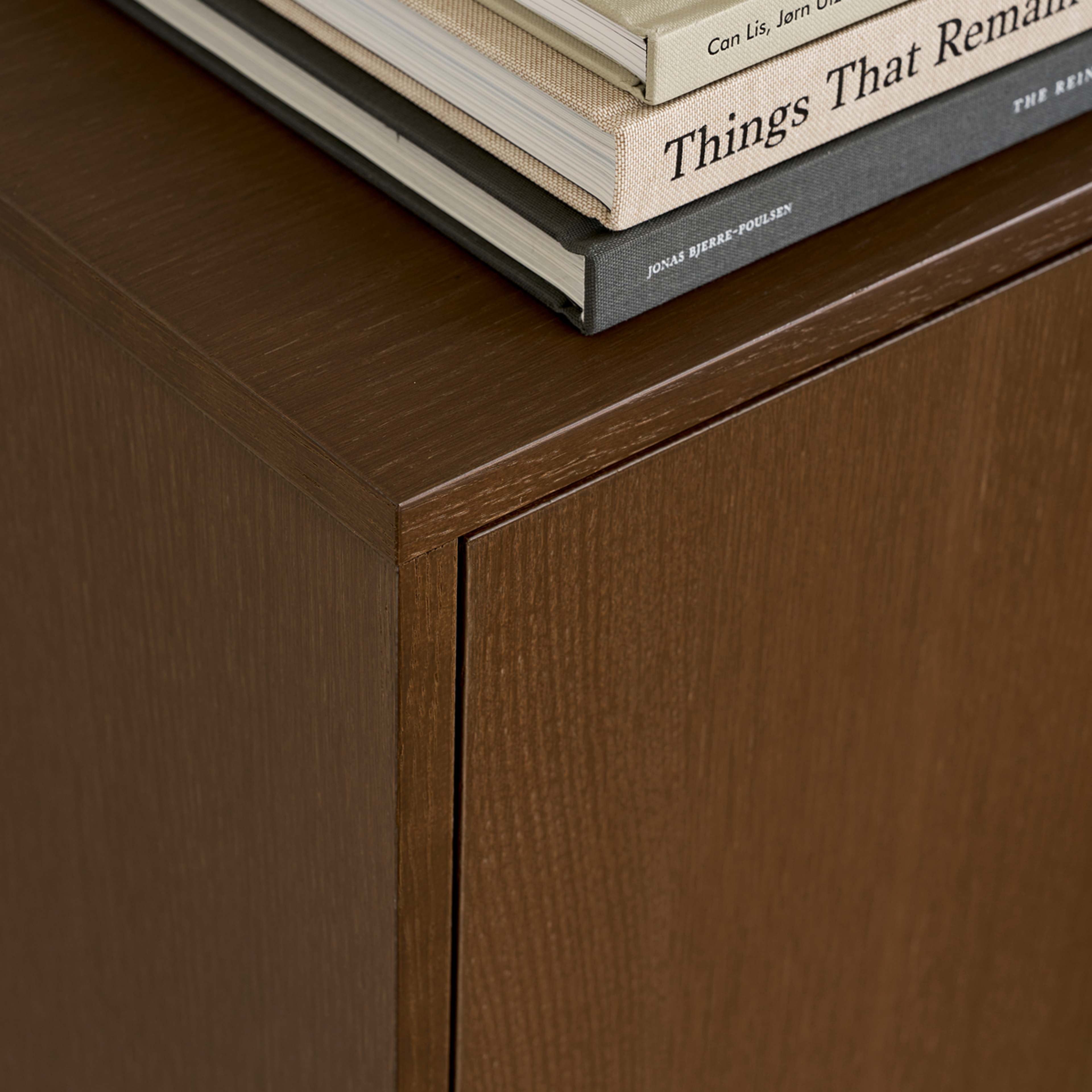 Wall Cabinet - Silver Cloud Grey, från ReCollector, i färgen dark oak. Klicka för att öppna bilden i stort format