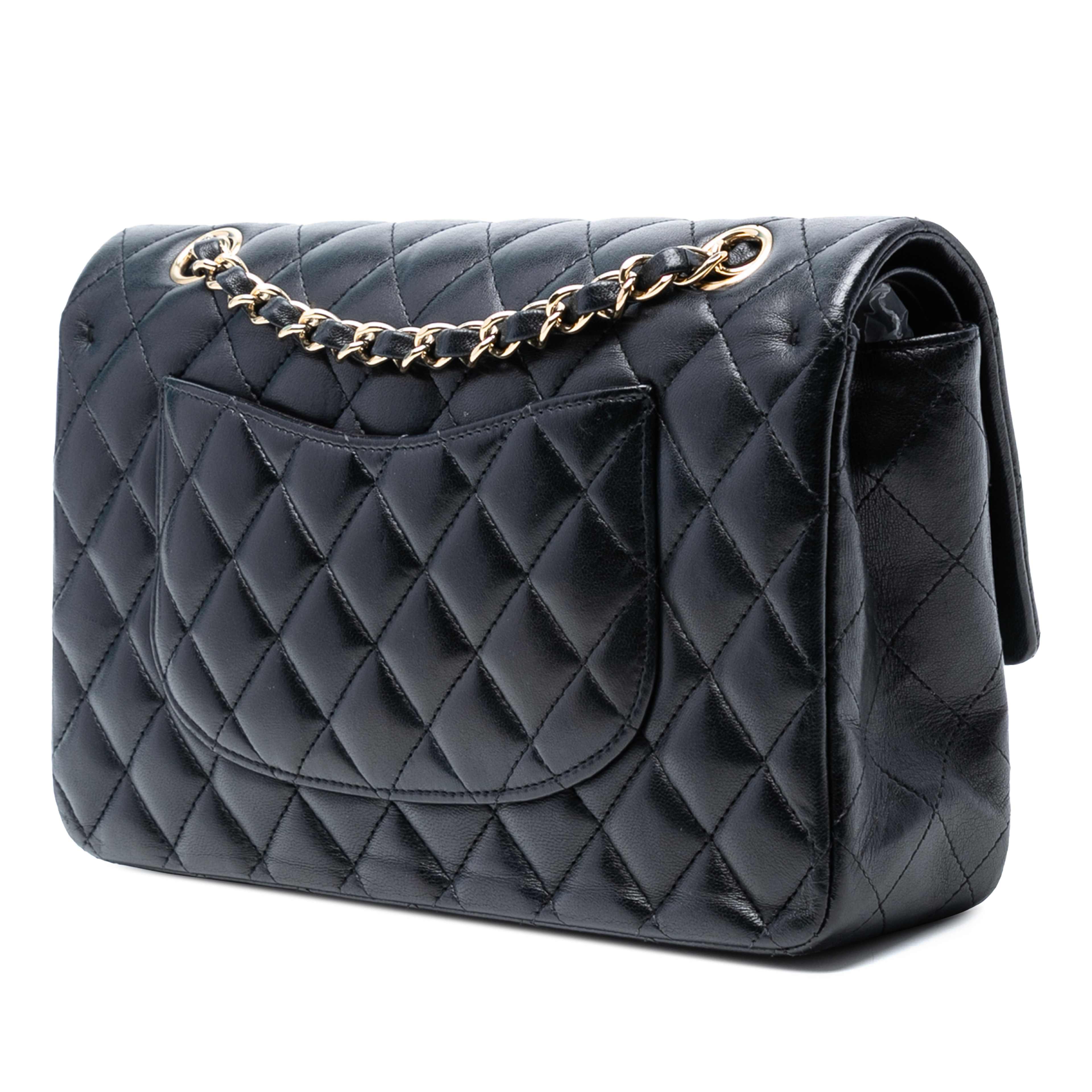 Chanel Medium Classic Lambskin Double Flap, från Luxclusif, i färgen black. Klicka för att öppna bilden i stort format