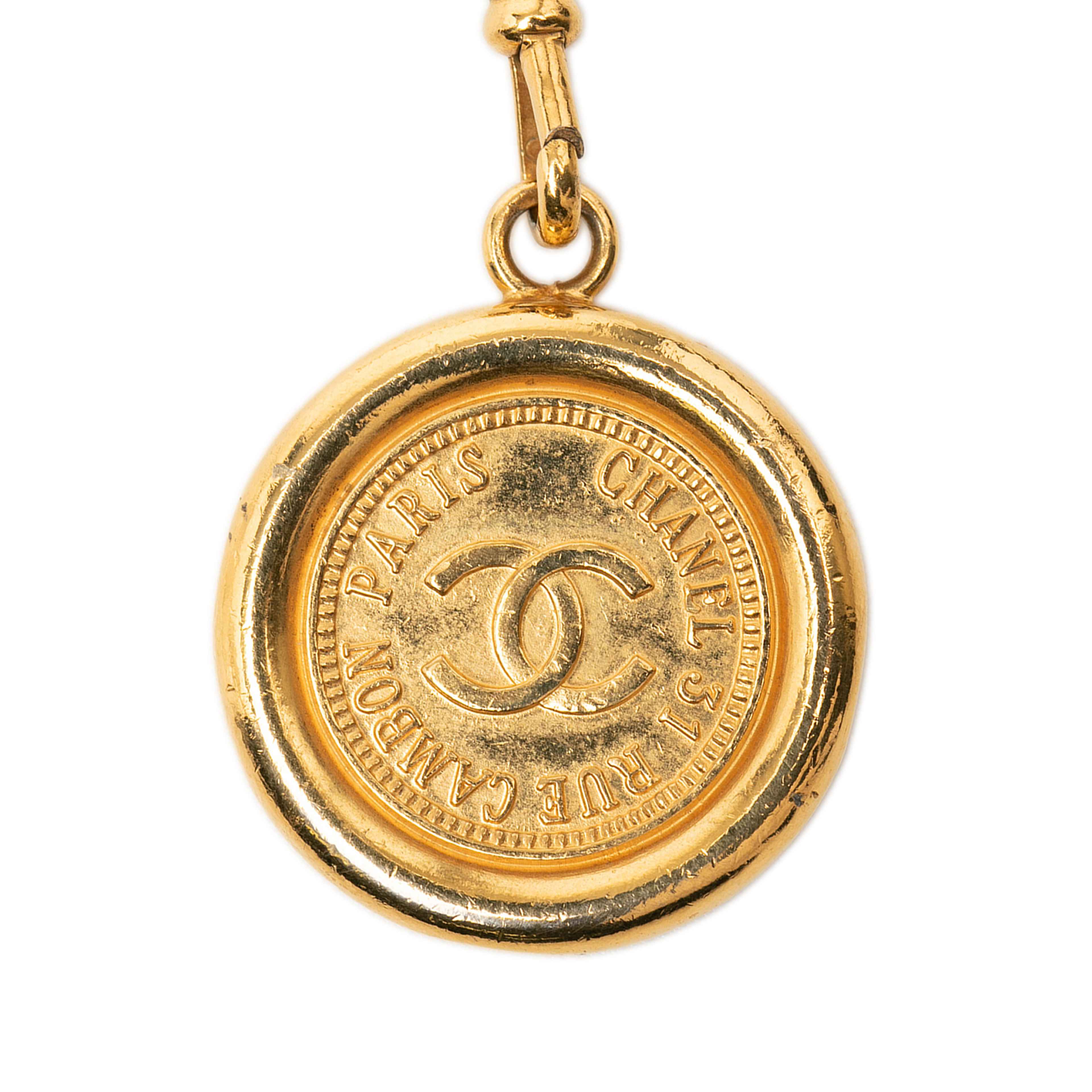 Chanel Cc Gold Plated 31 Rue Cambon Medallion Chain Belt, från Luxclusif, i färgen gold. Klicka för att öppna bilden i stort format
