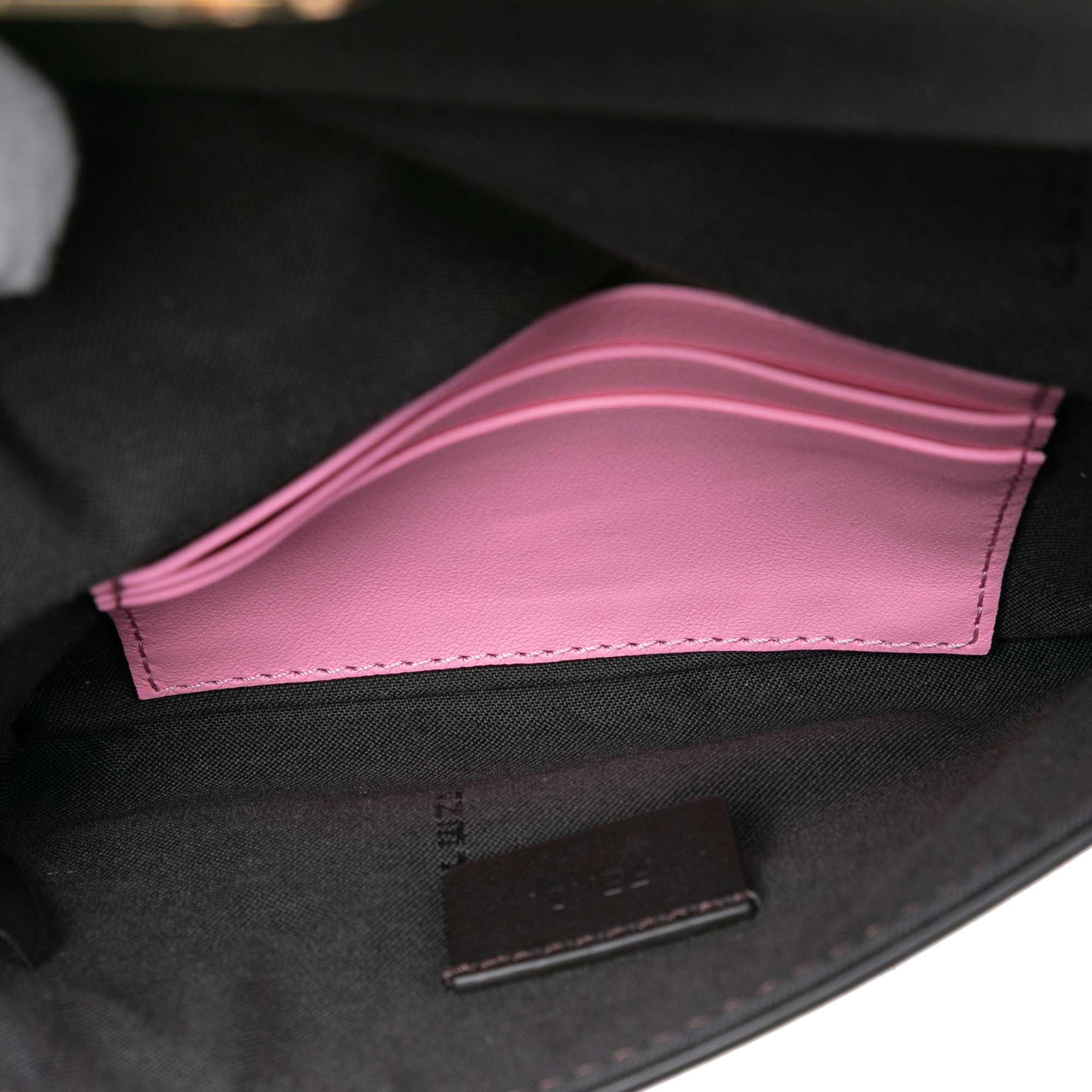 Fendi Leather Duo Baguette Crossbody, från Luxclusif, i färgen pink. Klicka för att öppna bilden i stort format