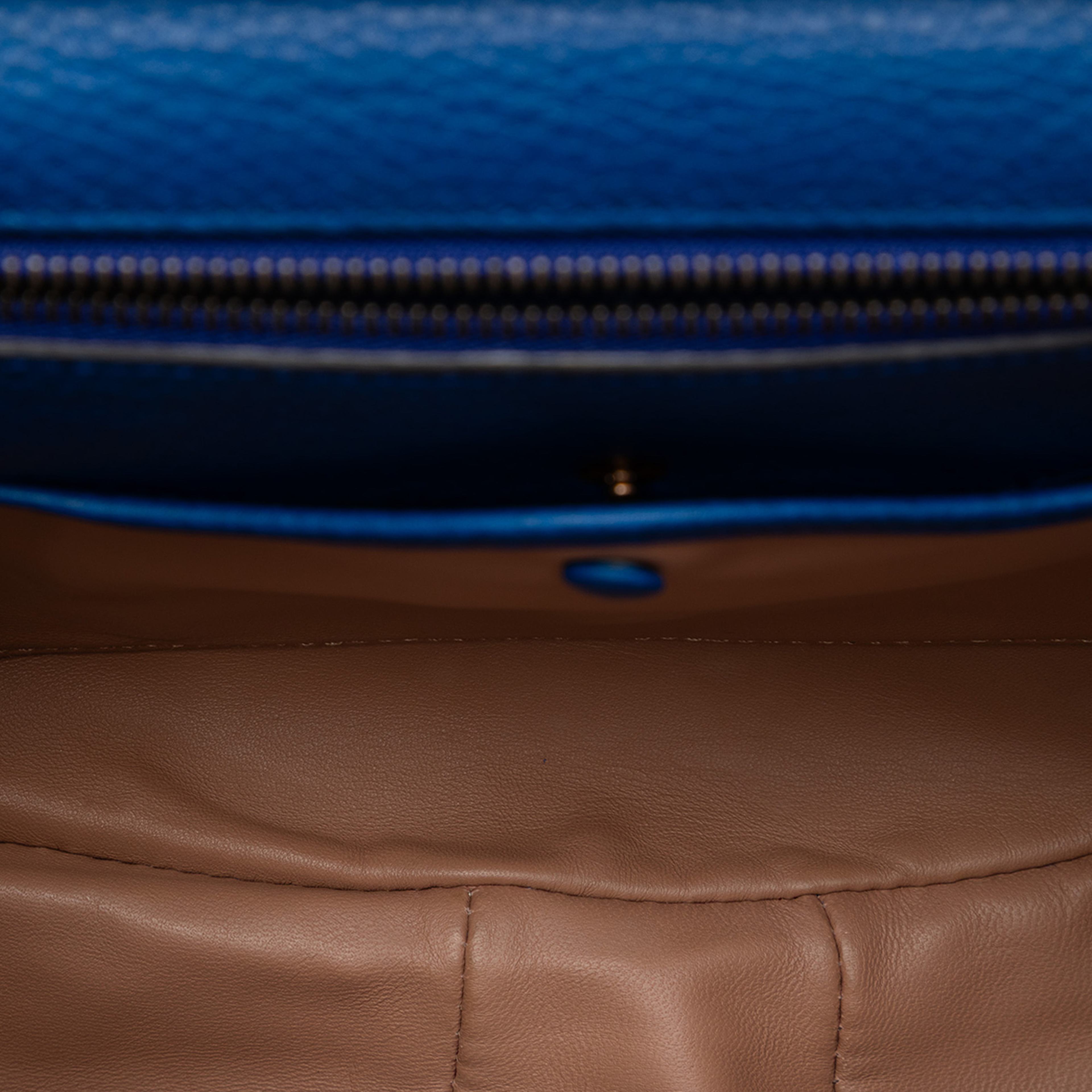 Gucci Medium Suede Bamboo Nouveau Fringe Crossbody, från Luxclusif, i färgen blue. Klicka för att öppna bilden i stort format