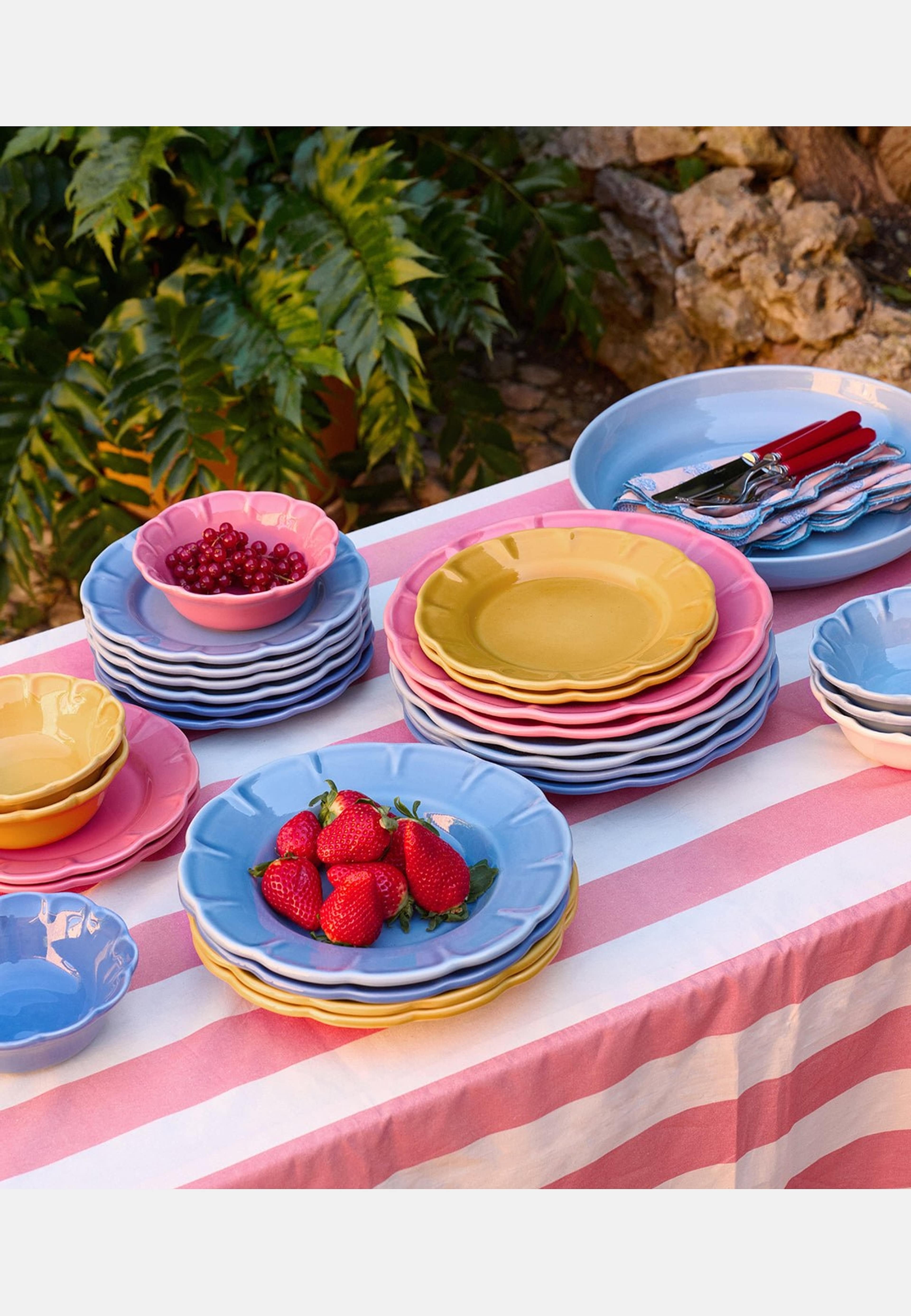 Everyday Charm Tallrik - 27 Cm, från Pick A Poppy, i färgen dark pink. Klicka för att öppna bilden i stort format