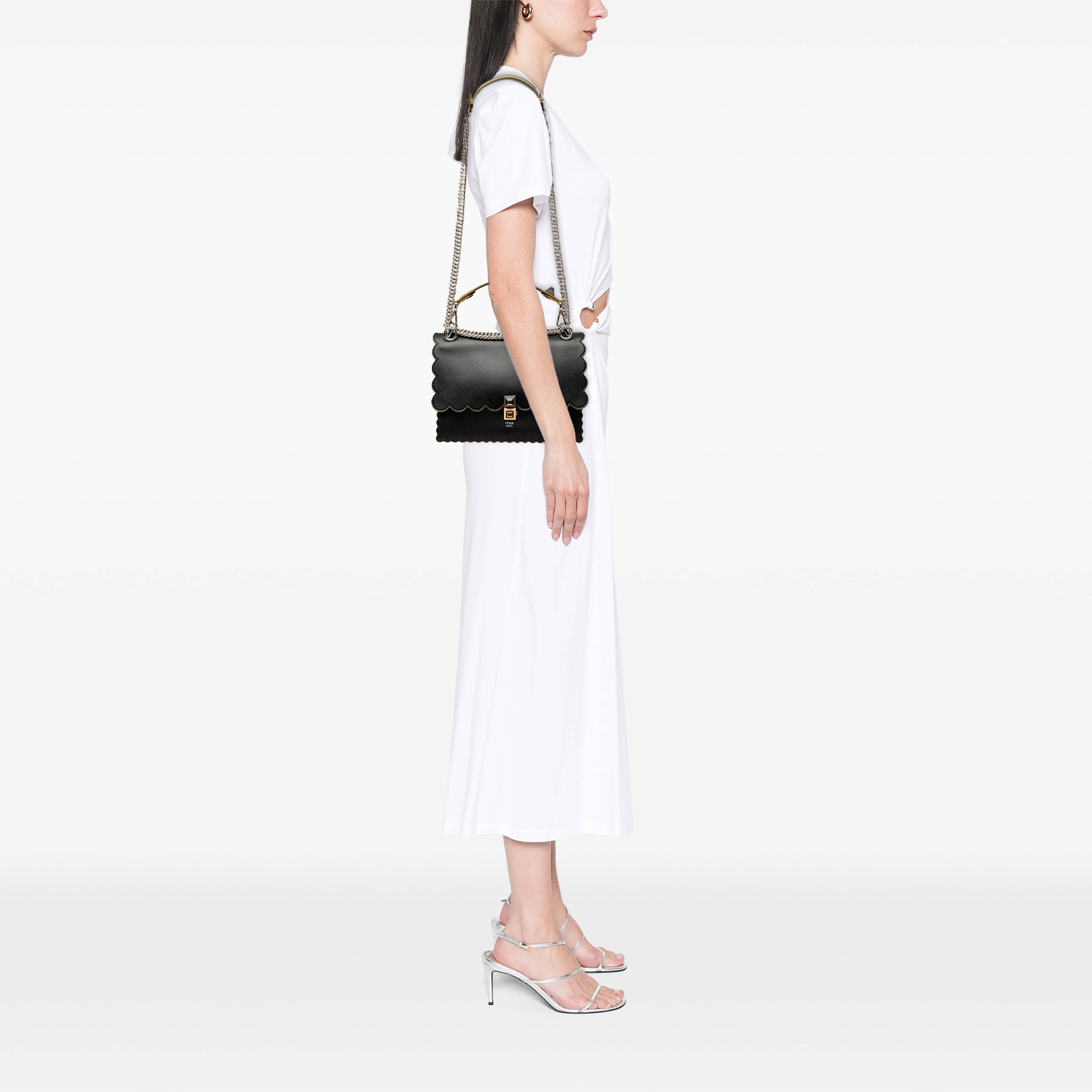 Fendi Medium Scalloped Leather Kan I Satchel, från Luxclusif, i färgen svart. Klicka för att öppna bilden i stort format