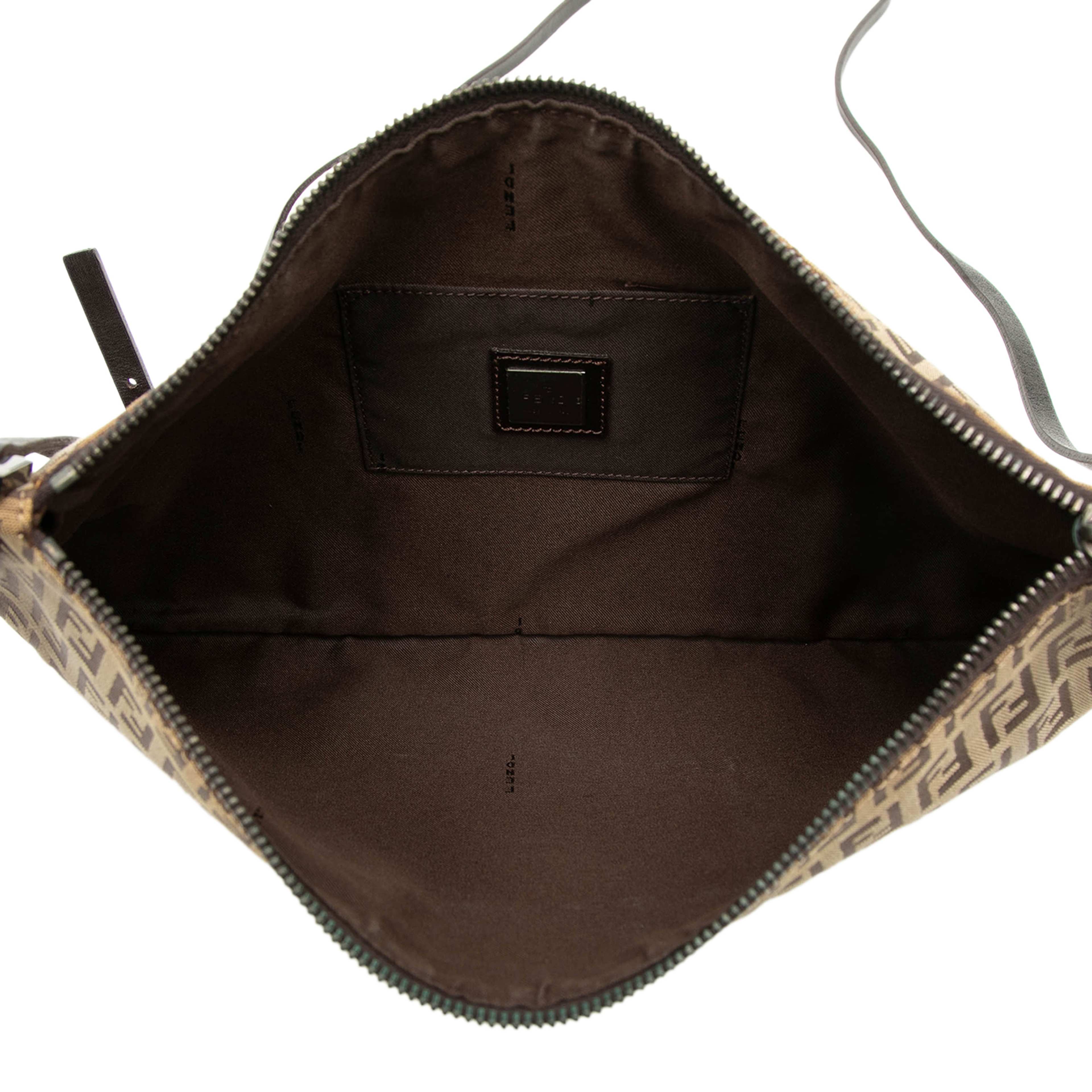 Fendi Zucchino Canvas Crossbody, från Luxclusif, i färgen beige. Klicka för att öppna bilden i stort format