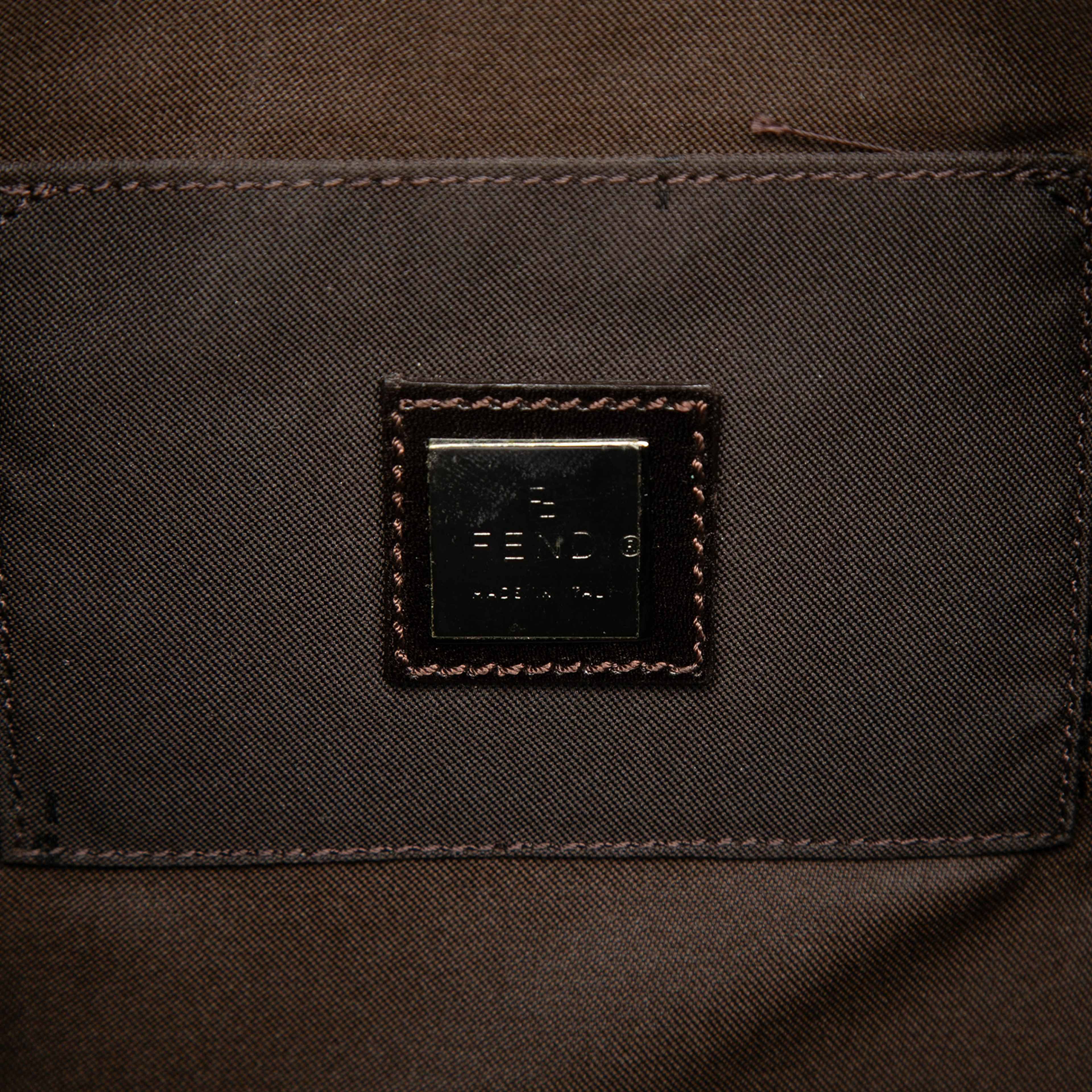 Fendi Zucchino Canvas Crossbody, från Luxclusif, i färgen beige. Klicka för att öppna bilden i stort format