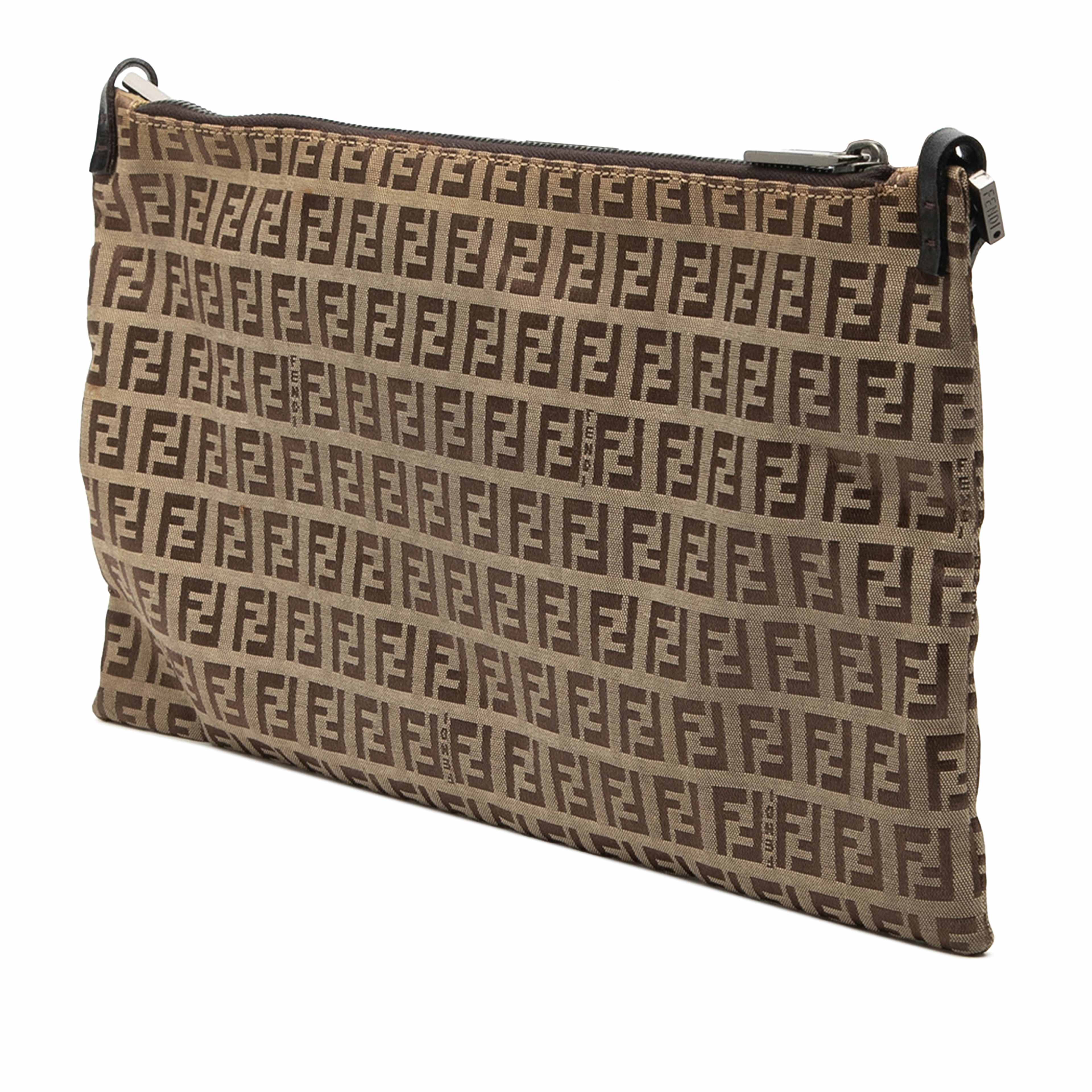 Fendi Zucchino Canvas Crossbody, från Luxclusif, i färgen beige. Klicka för att öppna bilden i stort format