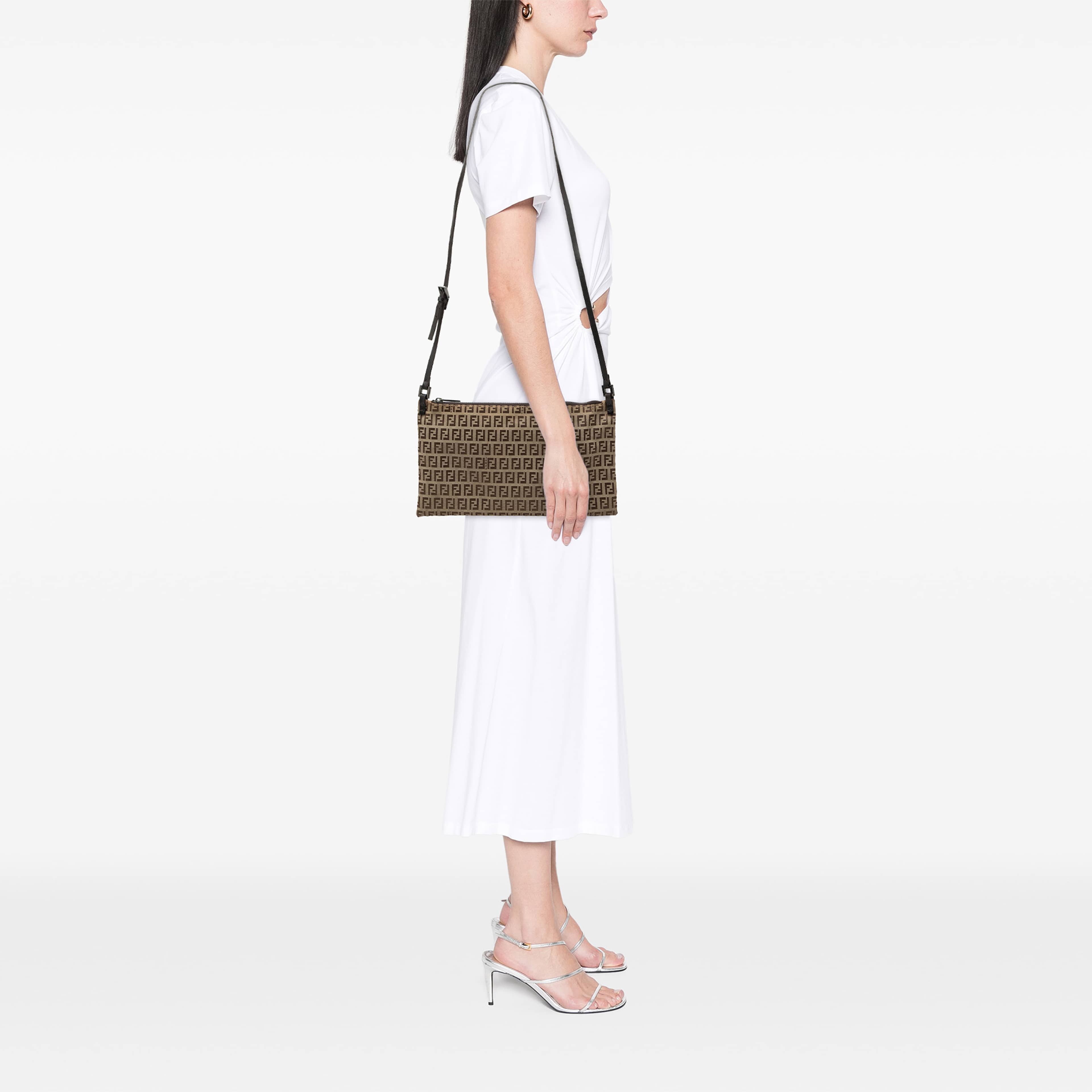 Fendi Zucchino Canvas Crossbody, från Luxclusif, i färgen beige. Klicka för att öppna bilden i stort format