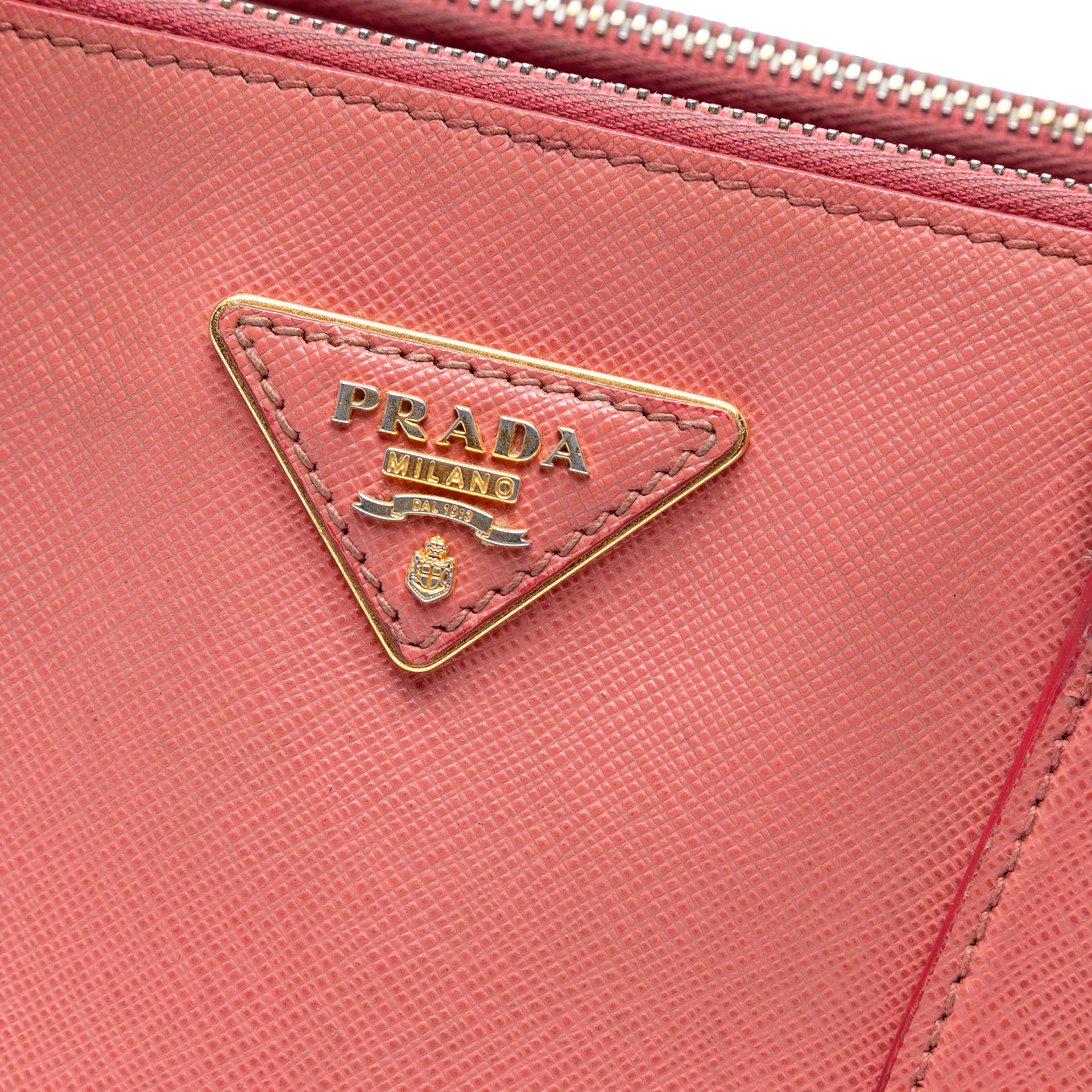 Prada Small Saffiano Lux Galleria Double Zip Satchel, från Luxclusif, i färgen blush. Klicka för att öppna bilden i stort format